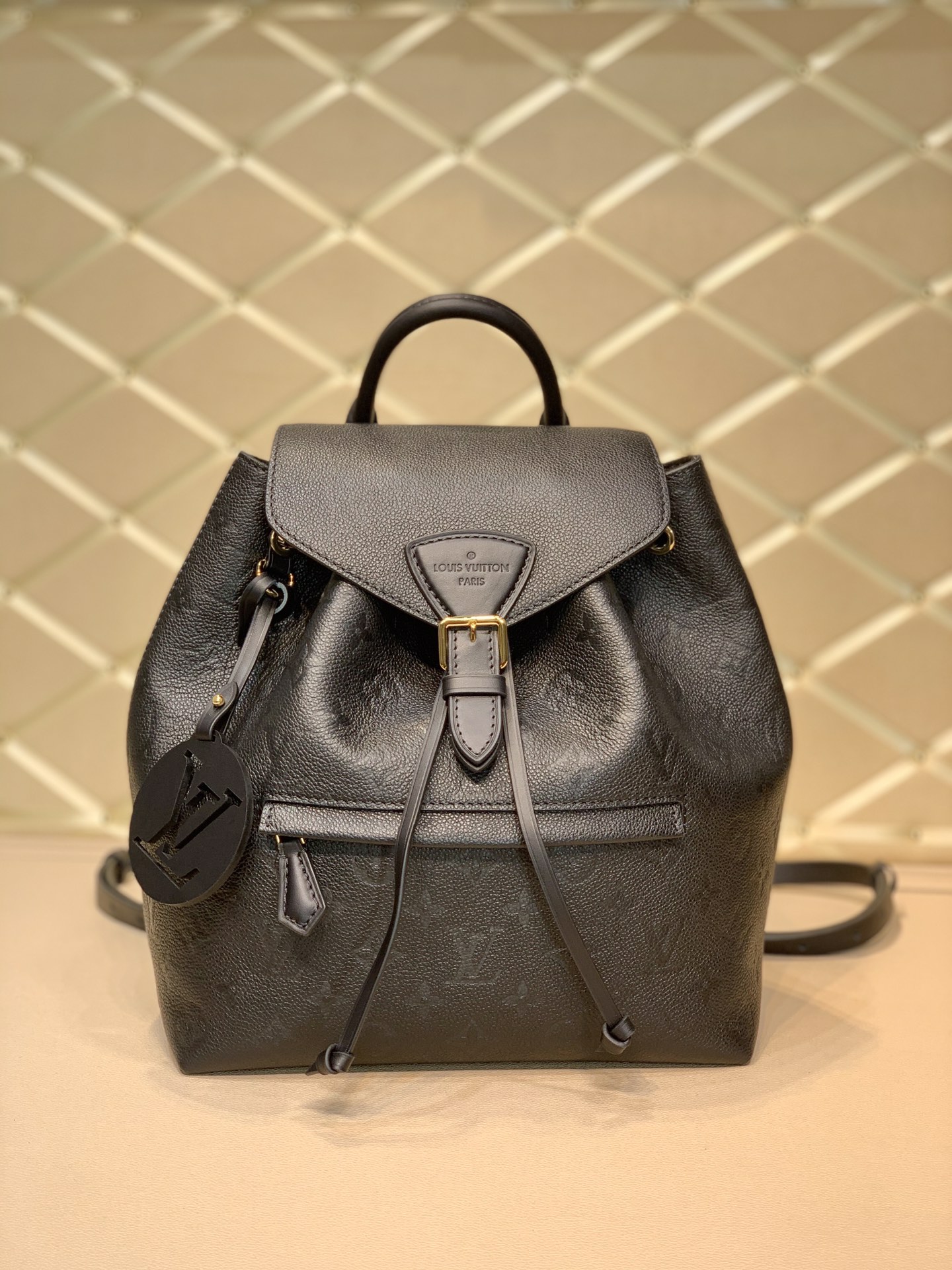 M45205黑色  1994 年问世的 Montsouris 双肩包此次身披 Monogram Empreinte 压纹皮革 点缀复古金属搭扣和 LV 挂饰 拉链外袋实现便捷取放 可调节肩带提供舒适肩背体验 详细特征27.5 x 33.0 x 14.0 厘米  长 x 高 x 宽  压纹牛皮牛皮饰边超细纤维内衬金属件皮革手提手柄可调节皮革肩背带磁扣 配有抽绳可拆卸皮革 LV 挂饰拉链外袋开口式内袋手柄 单手柄