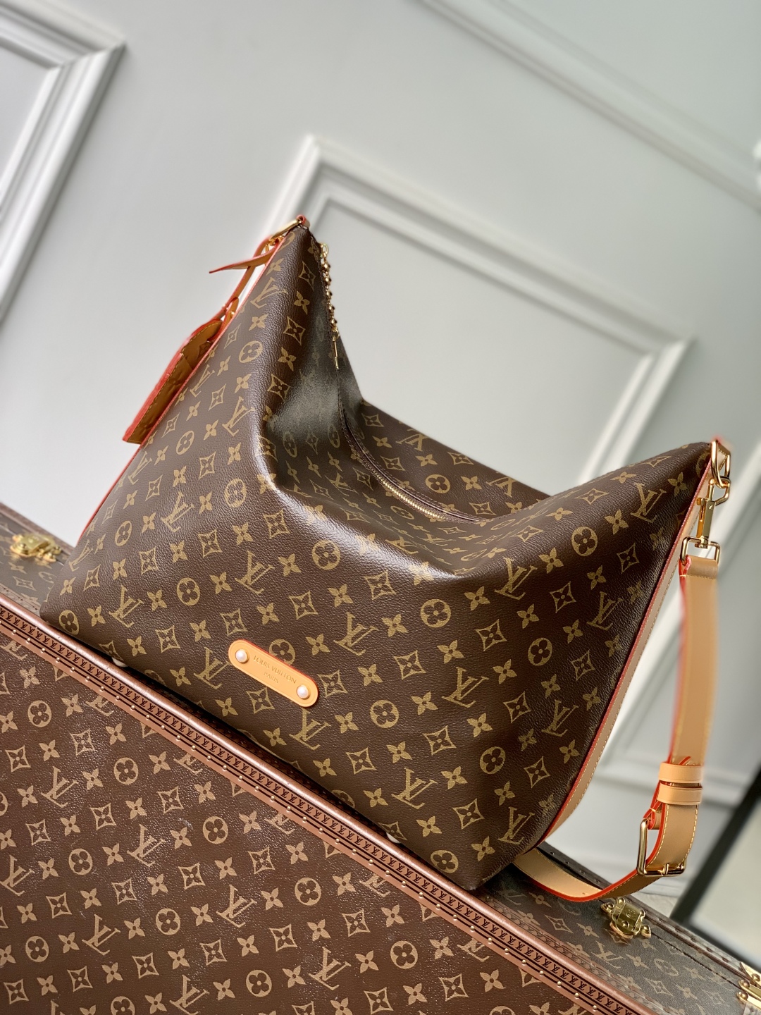  M14018本款 Vagabond Hobo 手袋取材柔软 Monogram 帆布 以新月状构型成就舒适与别致兼备的摩登设计 做旧皮革饰边 LV 字母装饰和莹亮珠链共同流露复古格调 35 x 12 x 38 厘米 高 x 宽 x 长度 