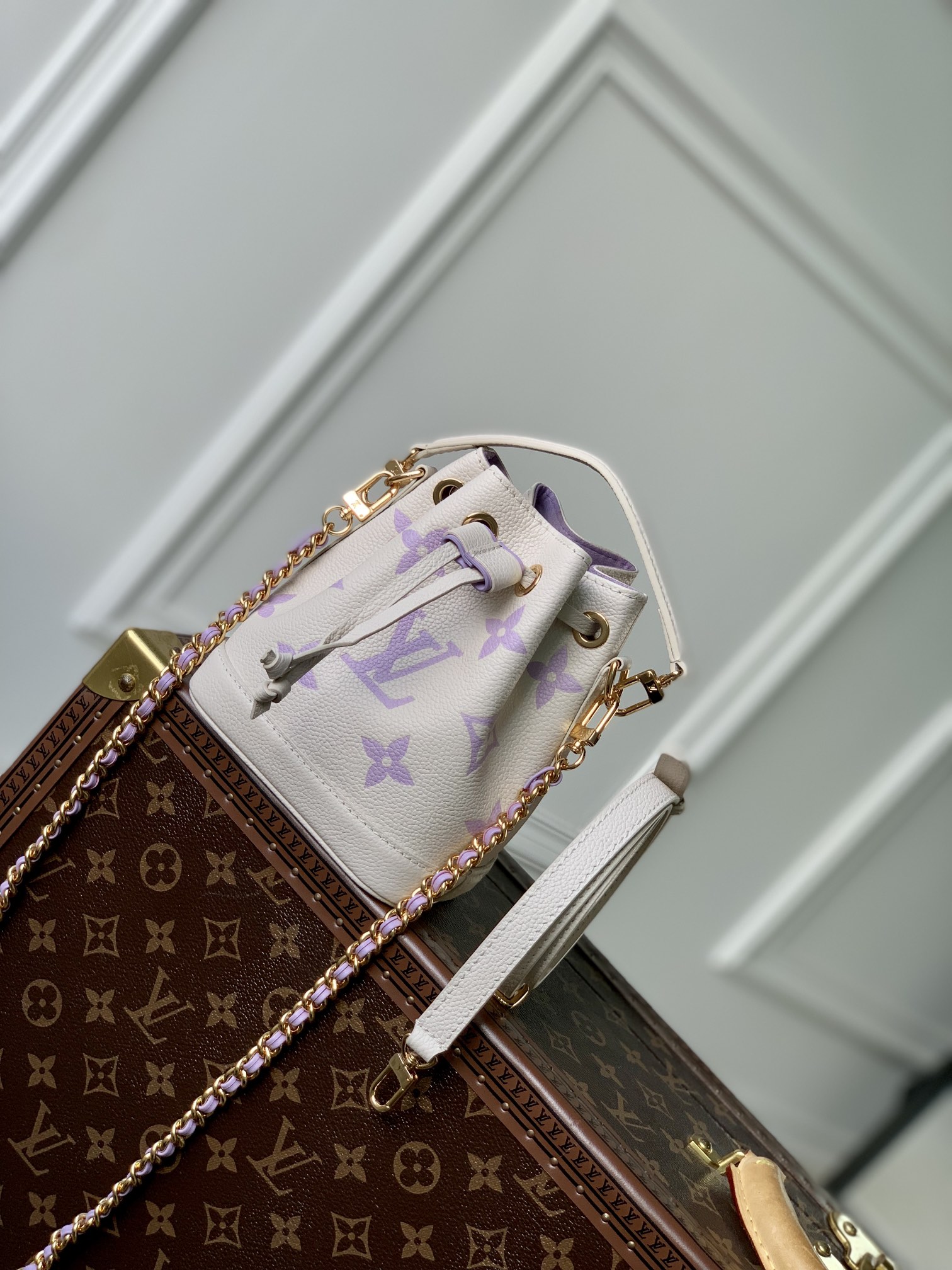  M46291紫色丝印 本款 Nano Noé 手袋将 LV 字母和 Monogram 花卉先印染后压印于皮革 以瞩目观感迷惑视觉 充裕空间可容纳日常所需 可调节肩带和手柄均可拆卸 实现多种背携方式 13 x 16 x 10 厘米  长度 x 高 x 宽 