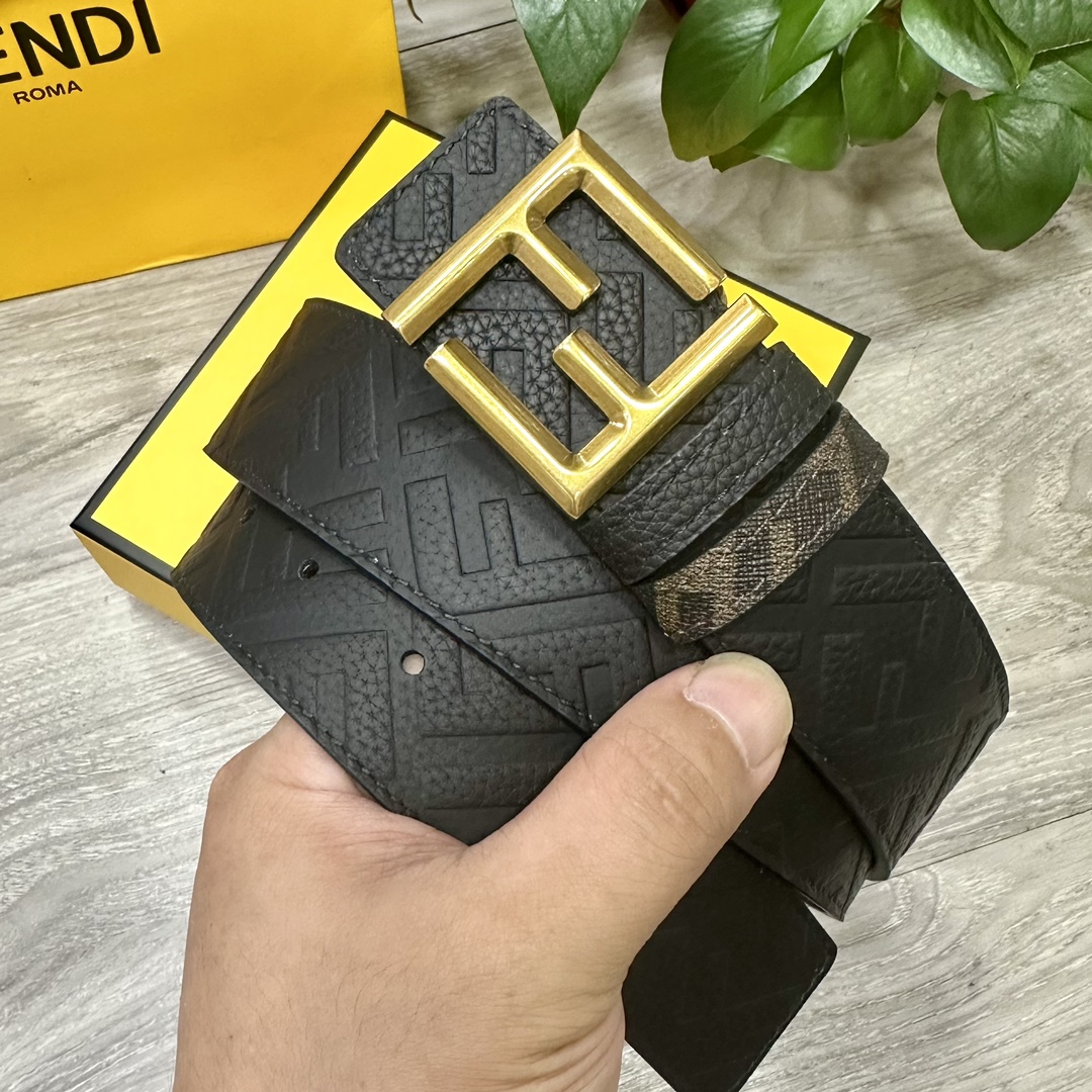FENDI 芬迪 专柜同款 宽4.0CM 双环正反用腰带 FF按钉搭扣 黑色Cuoio  Romano皮革材质 反面面料带有烟草黄和黑色FF图案 四方金属饰面 时尚经典 百搭款
