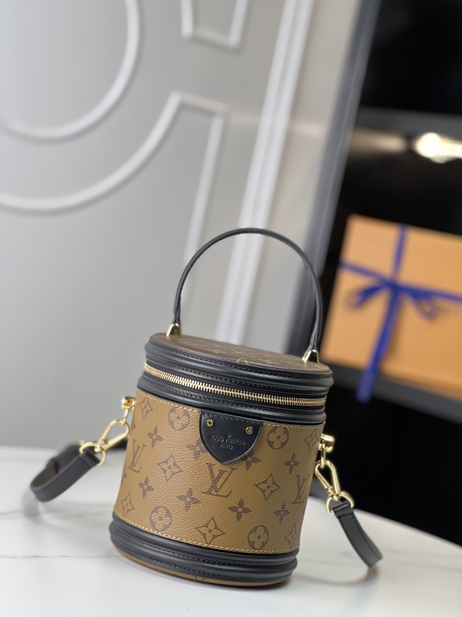 原单M43986独家实拍 借鉴历史悠久的LV Cannes 化妆箱造型 女装艺术总监Nicolas Ghesquière以此款半硬质手袋重现昔日经典的魅力 小号尺寸 Monogram与Monogram Reverse涂层帆布混合面料 充满路易威登传统特色的外观设计 十分雅致 配有顶部手柄和可脱卸皮革肩带 提供多种背携方式 尺寸 15 17 15cm