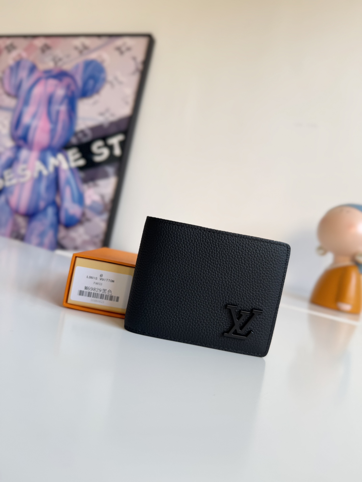 原单M69829黑色独家实拍 LV Aerogram Multiple 钱夹为经典设计注入崭新意味 考究工艺令牛皮革呈现丰盈粒面质感 金属 LV 字母标注品牌身份 可轻松搭配 LV Aerogram 系列手袋 尺寸 11.5 9 1.5cm
