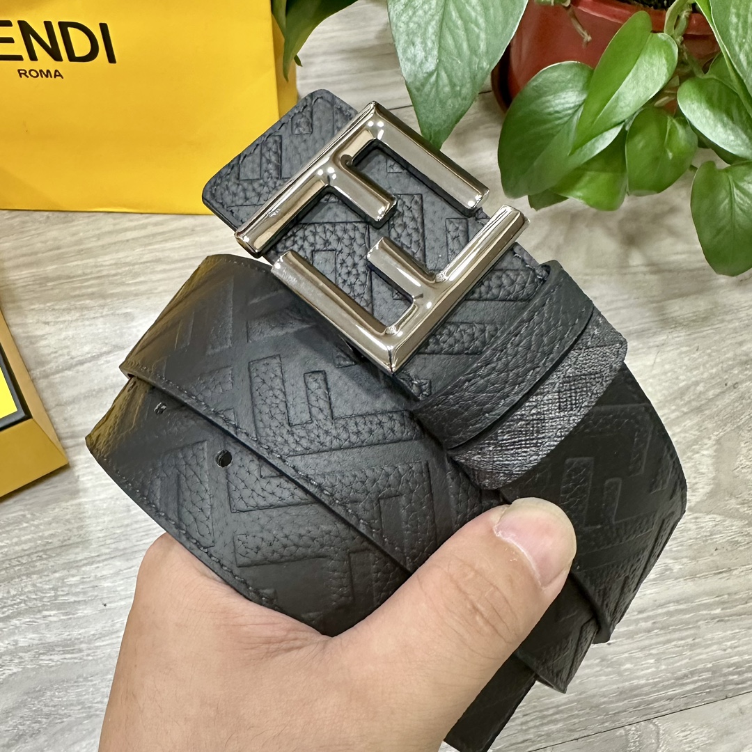 FENDI 芬迪 专柜同款 宽4.0CM 双环正反用腰带 FF按钉搭扣 黑色Cuoio  Romano皮革材质 反面面料带有烟草黄和黑色FF图案 四方金属饰面 时尚经典 百搭款