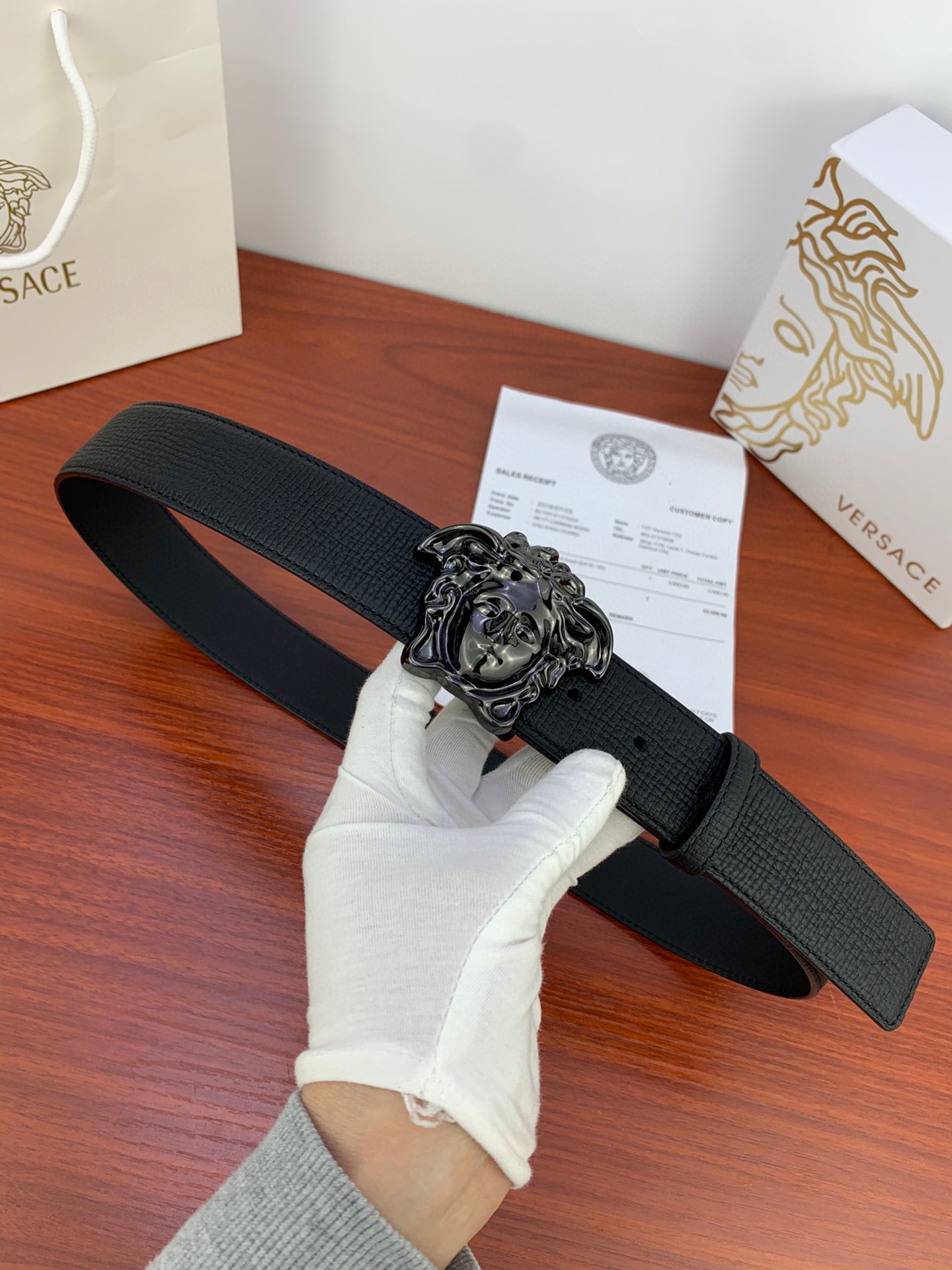 范思哲 宽度4.0cm 新款万象纹搭配经典人头 此款腰带配有醒目的美杜莎头像搭扣 可为任何造型增添几分立体雅致效果 