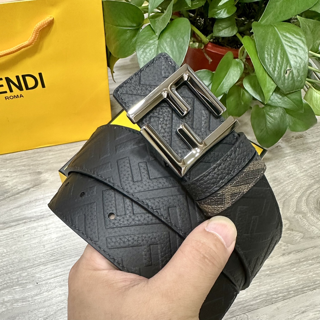 FENDI 芬迪 专柜同款 宽4.0CM 双环正反用腰带 FF按钉搭扣 黑色Cuoio  Romano皮革材质 反面面料带有烟草黄和黑色FF图案 四方金属饰面 时尚经典 百搭款