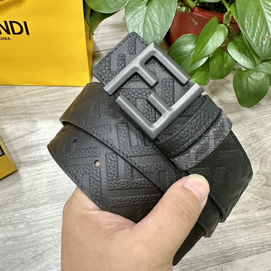 FENDI 芬迪 专柜同款 宽4.0CM 双环正反用腰带 FF按钉搭扣 黑色Cuoio  Romano皮革材质 反面面料带有烟草黄和黑色FF图案 四方金属饰面 时尚经典 百搭款