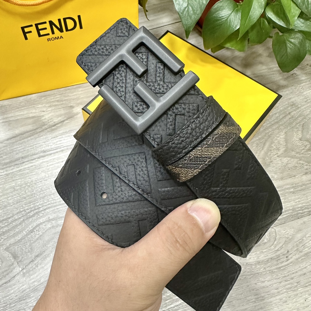 FENDI 芬迪 专柜同款 宽4.0CM 双环正反用腰带 FF按钉搭扣 黑色Cuoio  Romano皮革材质 反面面料带有烟草黄和黑色FF图案 四方金属饰面 时尚经典 百搭款