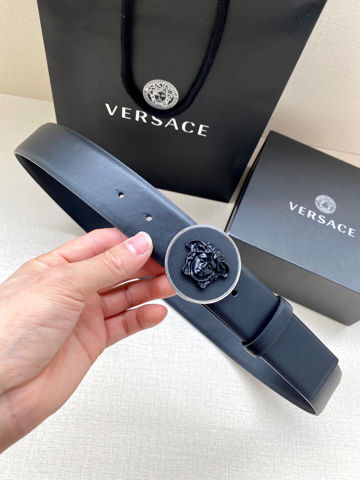 范思哲 宽度4.0cm 此款平纹皮底  腰带饰有标志性的Versace美杜莎头像扣 彰显品牌格调 是一款精美的衣橱必备单品 