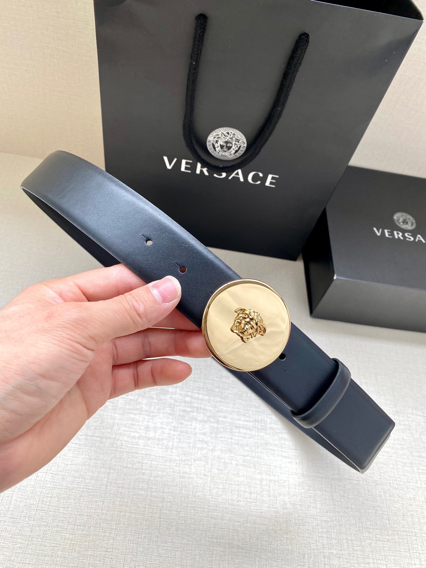 范思哲 宽度4.0cm 此款平纹皮底  腰带饰有标志性的Versace美杜莎头像扣 彰显品牌格调 是一款精美的衣橱必备单品 