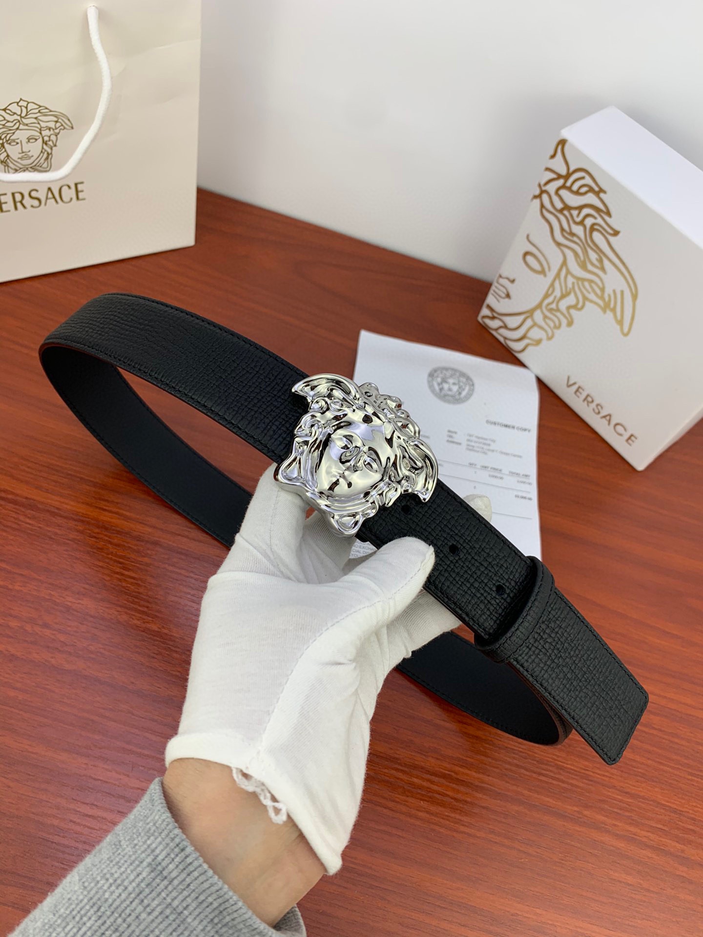 范思哲 宽度4.0cm 新款万象纹搭配经典人头 此款腰带配有醒目的美杜莎头像搭扣 可为任何造型增添几分立体雅致效果 