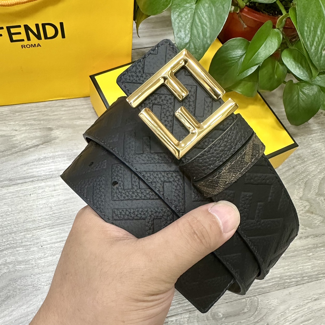 FENDI 芬迪 专柜同款 宽4.0CM 双环正反用腰带 FF按钉搭扣 黑色Cuoio  Romano皮革材质 反面面料带有烟草黄和黑色FF图案 四方金属饰面 时尚经典 百搭款