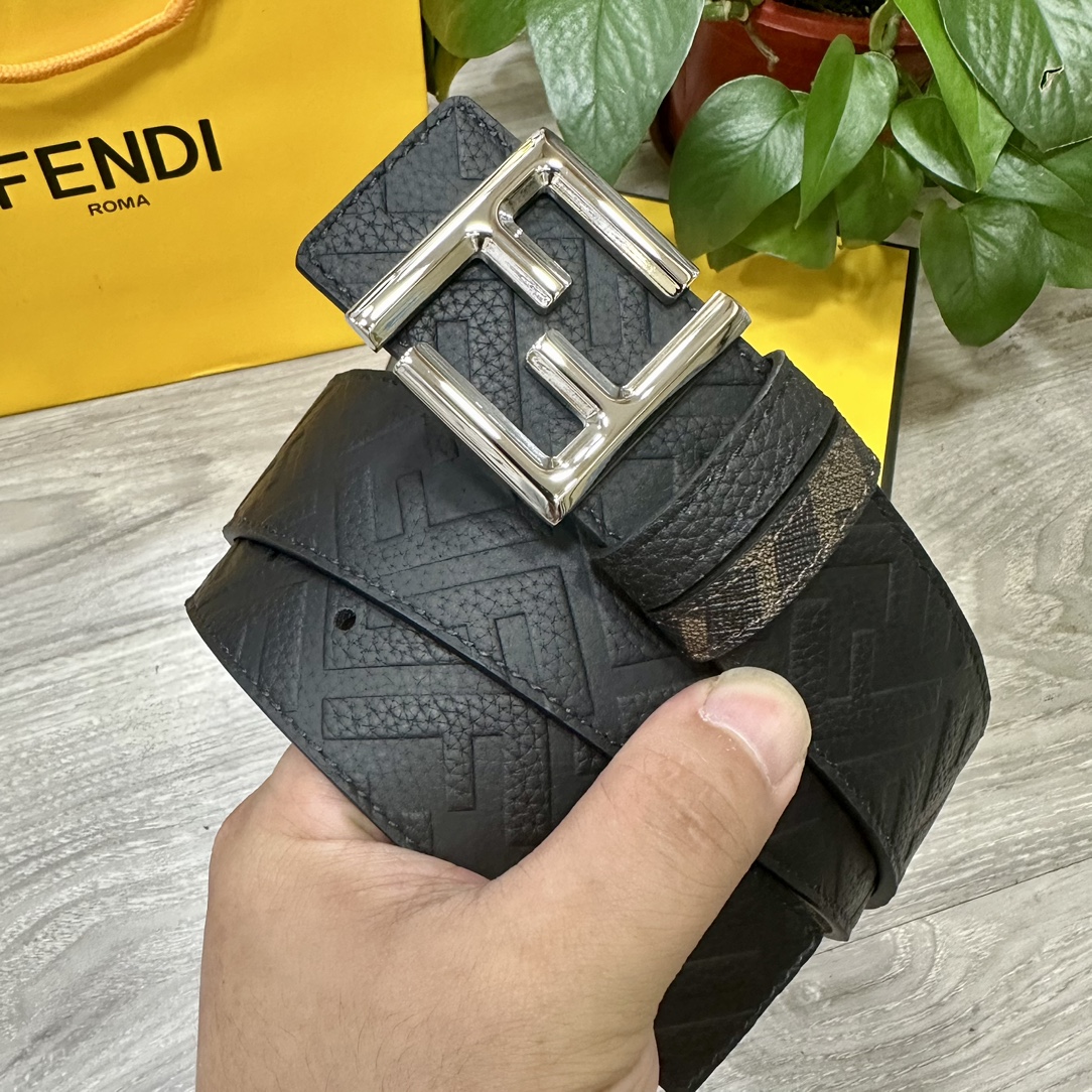 FENDI 芬迪 专柜同款 宽4.0CM 双环正反用腰带 FF按钉搭扣 黑色Cuoio  Romano皮革材质 反面面料带有烟草黄和黑色FF图案 四方金属饰面 时尚经典 百搭款