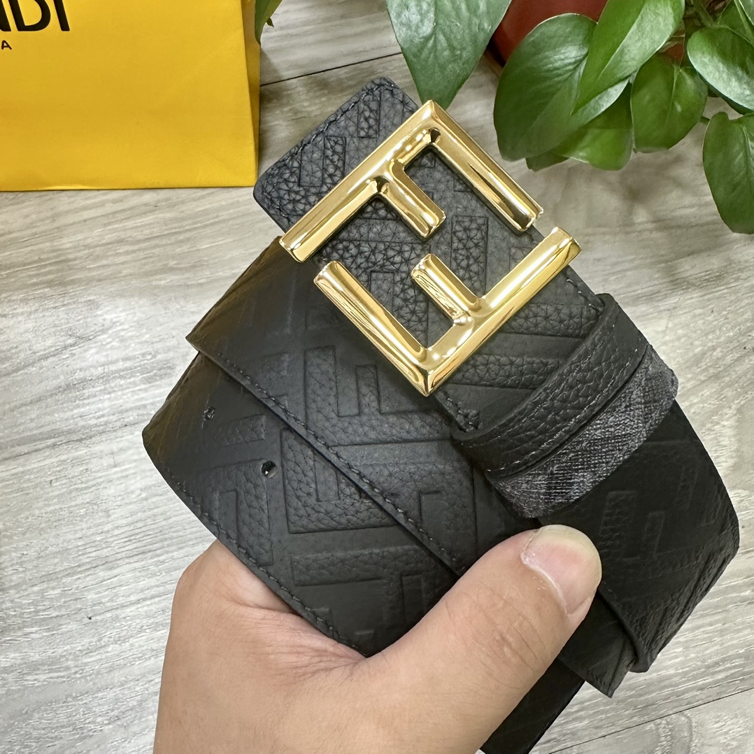 FENDI 芬迪 专柜同款 宽4.0CM 双环正反用腰带 FF按钉搭扣 黑色Cuoio  Romano皮革材质 反面面料带有烟草黄和黑色FF图案 四方金属饰面 时尚经典 百搭款