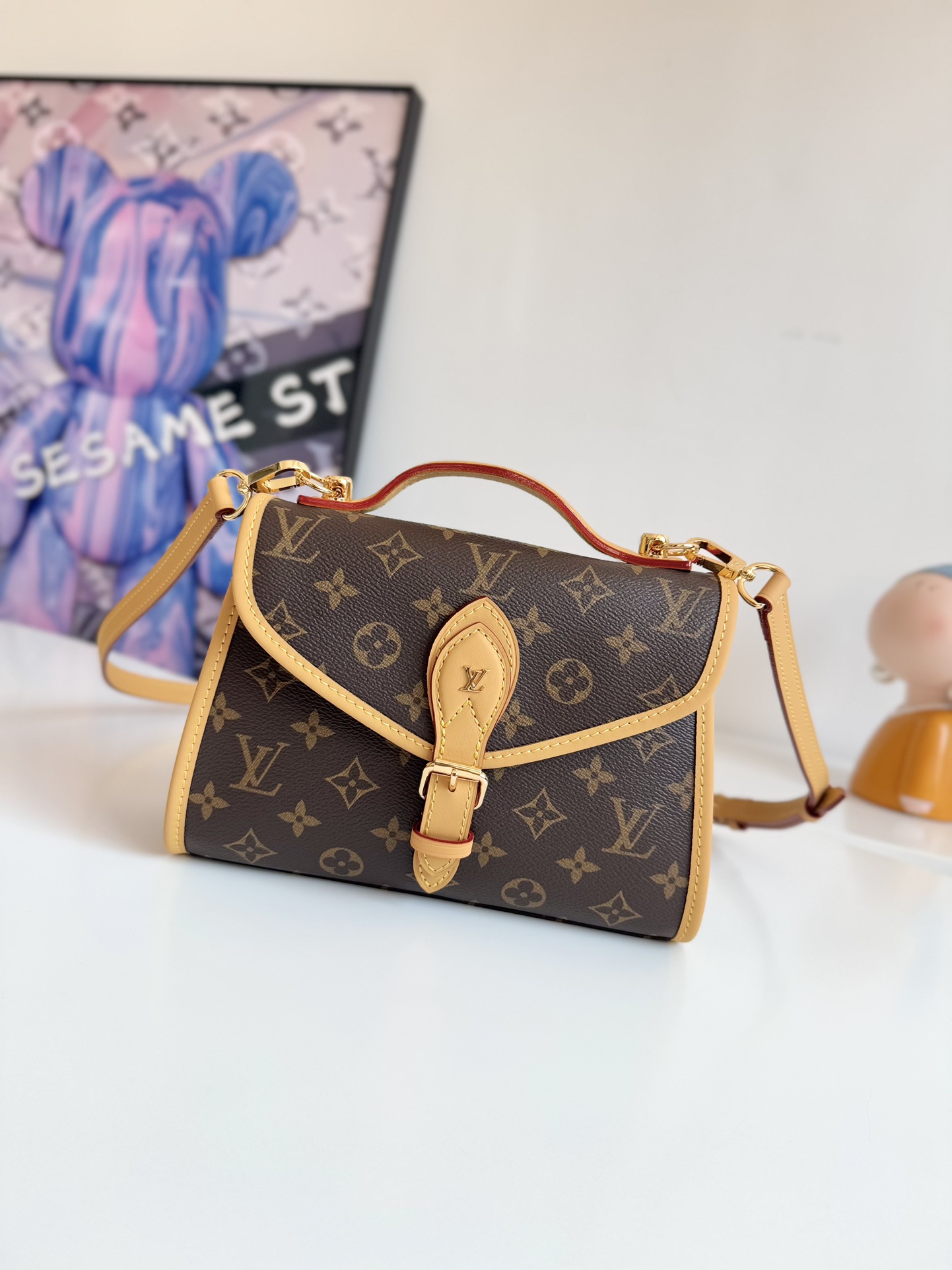 原单M44919独家实拍 Nicolas Ghesquière 为 2020 早春时装秀聚焦 LV Ivy 手袋的复古风潮 再现 1994 年问世的 Bel Air 手袋之韵 Monogram 帆布和天然牛皮点缀 LV 标识钩扣 尺寸 23.5 18 9cm