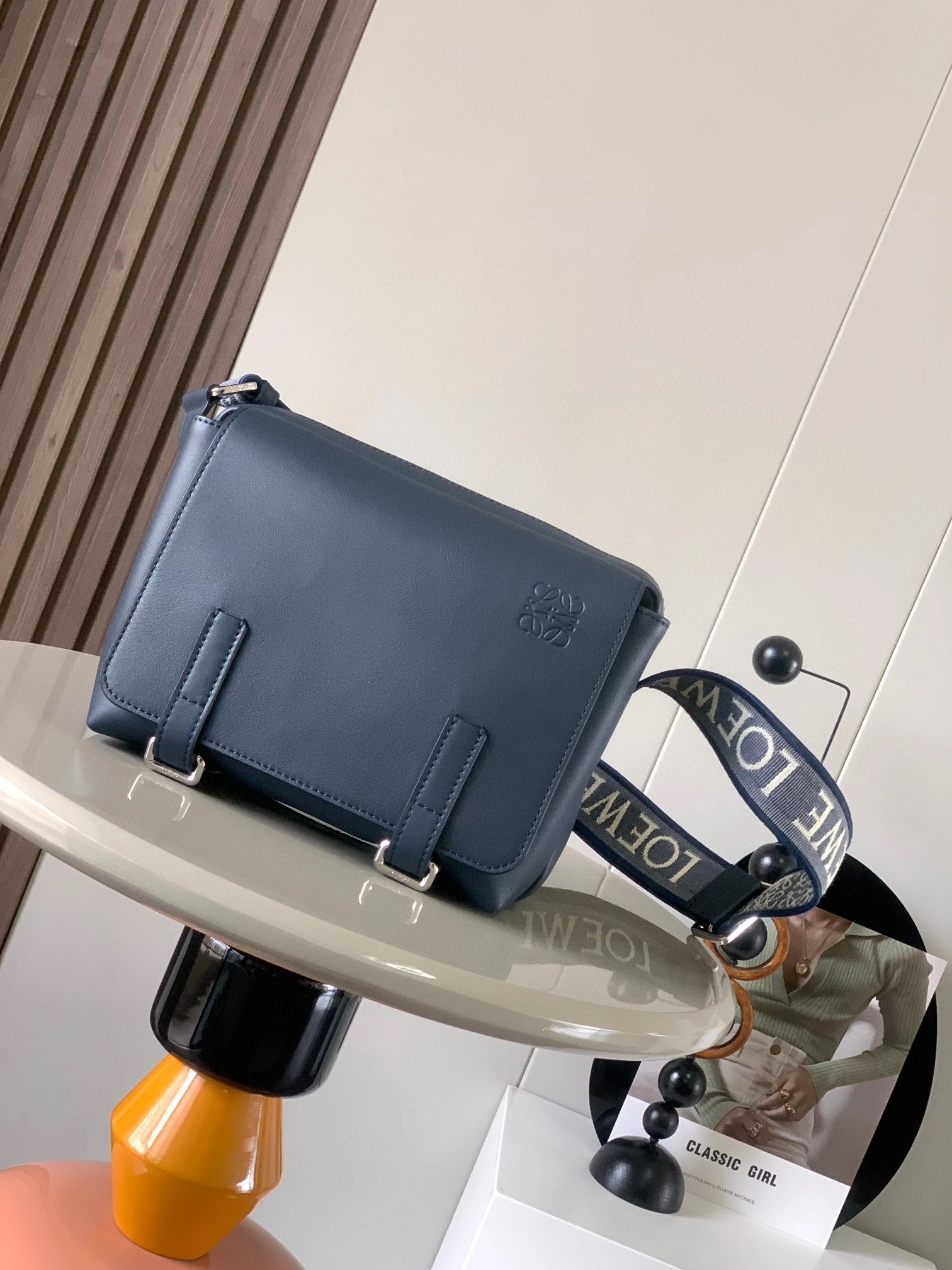 L0e  we新款XS邮差包 military messenger经典信使包   此款一改过去经典邮差包做法 设计了拉链主隔层 前部搭配搭扣打开方式放隐私物品 安全之余更加人性化 整體感覺更無懈可击.内置两卡槽 香烟 手机 充电宝 钱夹 收纳理想指数5颗星     采用进口荔枝纹小牛皮搭配背部柔软细纹皮小牛皮   调节的棉质织带肩带 使用舒适感倍增 尺寸 23CM 18CM 9CM款号 9011颜色 深蓝