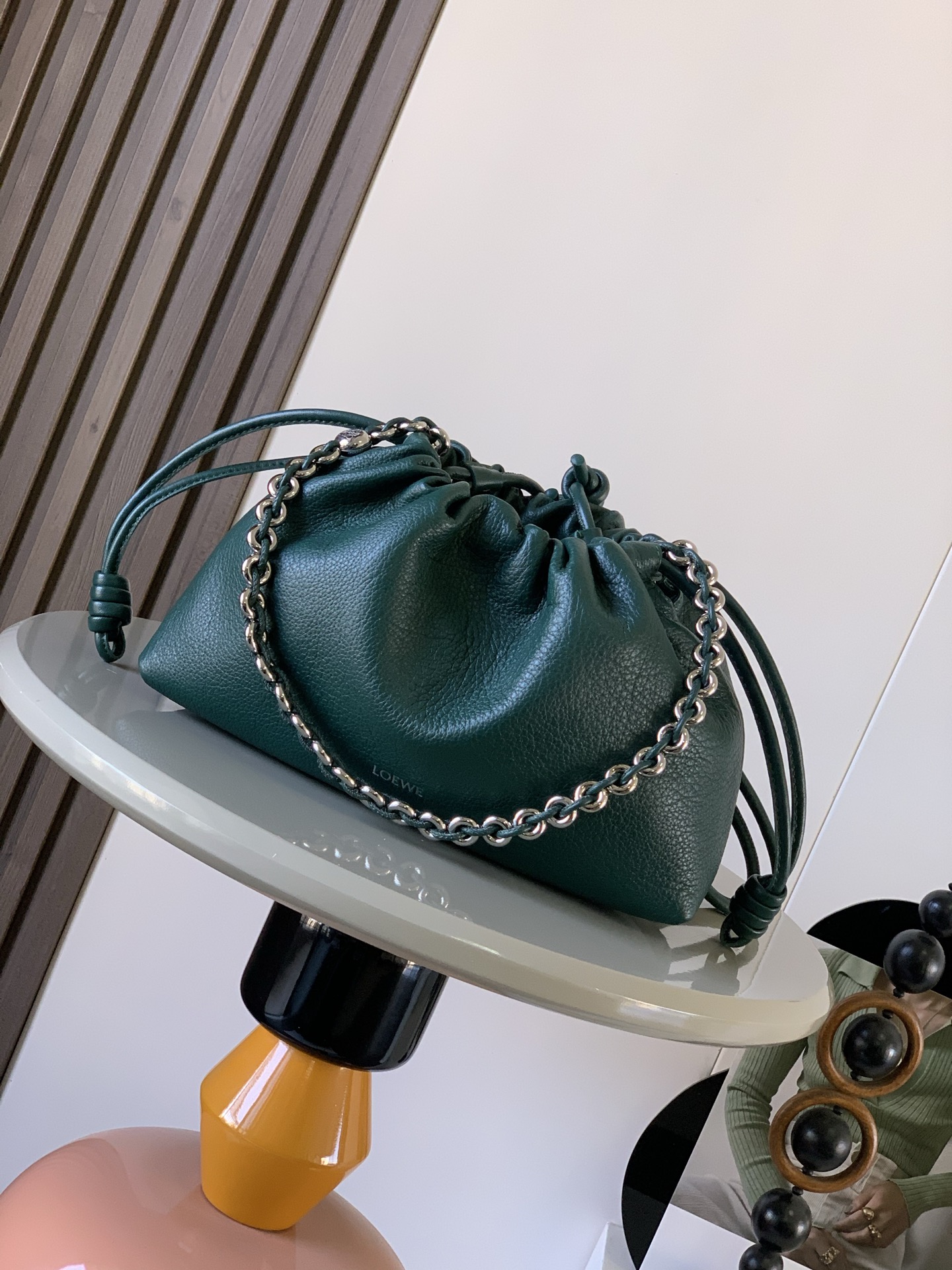 新款 中号鹿皮革 Flamenco Purse 手拿包 明星同款Flamenco Purse 采用褶皱设计 侧面搭配标志性绳结此中号版本采用鹿皮革制成  可肩背 斜挎或手提 可拆卸可调节皮革肩带 可拆卸甜甜圈 链条饰有 Anagram Pebble   超轻超软耐划痕 随意搭配自带两个肩带 单肩斜背都可以 磁扣开合 绒面革衬里* LOE WE 烫银 尺寸 30cm 10.5cm 20cm款号 9057颜色 常青绿鹿皮