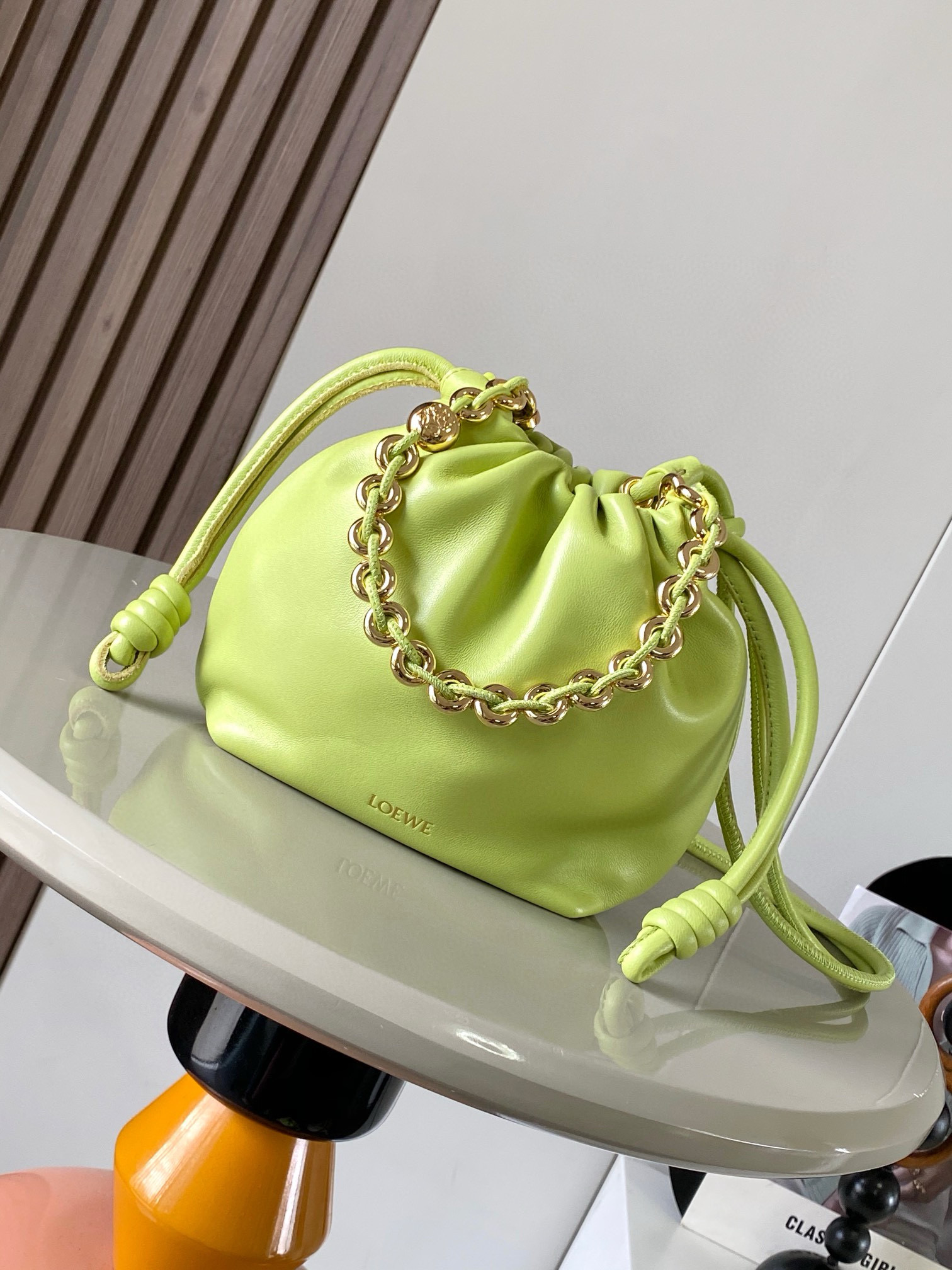   明星同款 迷你纳帕羊皮革 Flamenco Purse 新款手拿包 Flamenco Purse 手袋采用褶皱设计 侧面搭配标志性绳结等关键细节 款式时尚百搭 可作为手拿包携带 亦可搭配甜甜圈 链条肩背或搭配皮革肩带斜挎  此版本采用柔软纳帕羊皮革制成  可肩背 斜挎或手提 可拆卸可调节皮革肩带 可拆卸甜甜圈链条饰有 Anagram 镌刻卵石纹 低调的磁扣开合 绒面革衬里    LOE WE 烫金或烫银 款号 9058尺寸 23cm 17cm 5.5cm颜色 茴芹绿