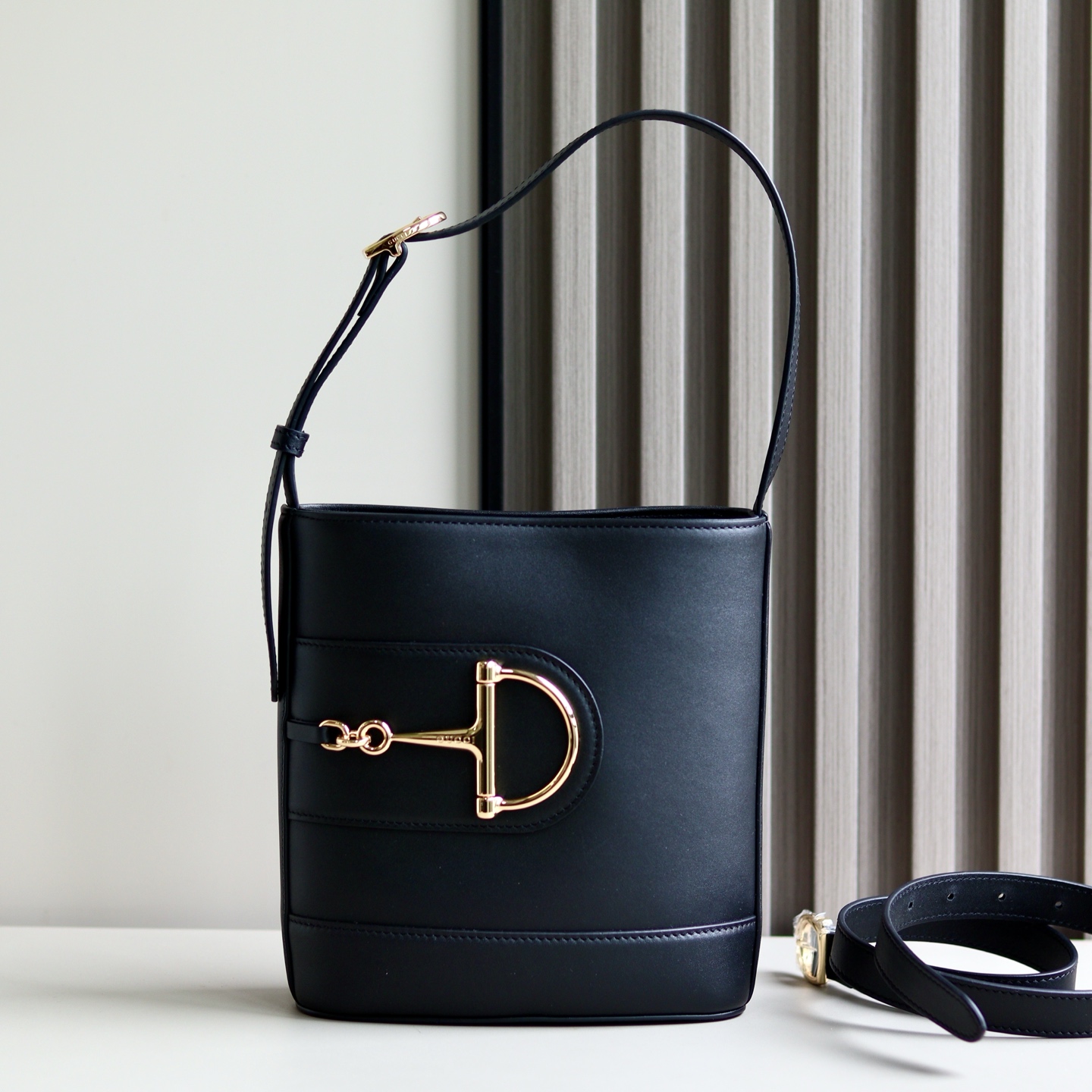 2025春夏系列 Gucci 73系列从与其系列名同年推出的一款典藏水桶包中撷取创作灵感 这款包袋以现代美学演绎马衔扣造型配件 可以斜挎 肩背 也可以作为手提包使用 款号833665克皮 迷你尺寸 18.5x20x8.5