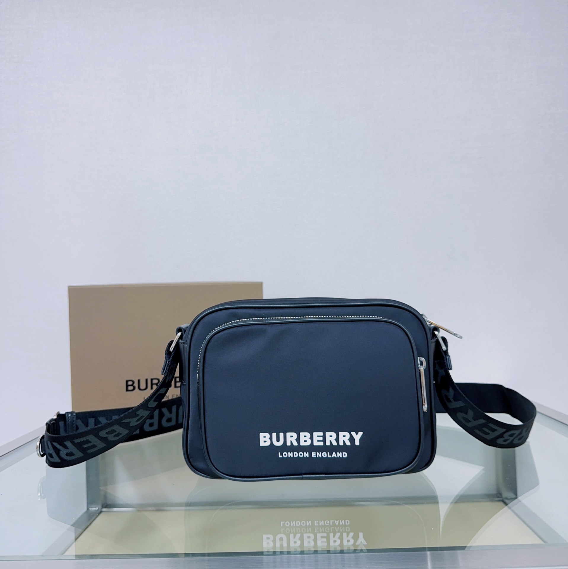 B家最新款斜背包 选用 ECONYL  材质裁片打造 装饰品牌徽标印花 可调式网纹尼龙背带处搭配提花精纺的 Burberry 字母徽标 ECONYL  是由再生的渔网 织物废料和工业塑料制成的可持续尼龙面料 22.5 x 6.5 x 16cm型号 0941