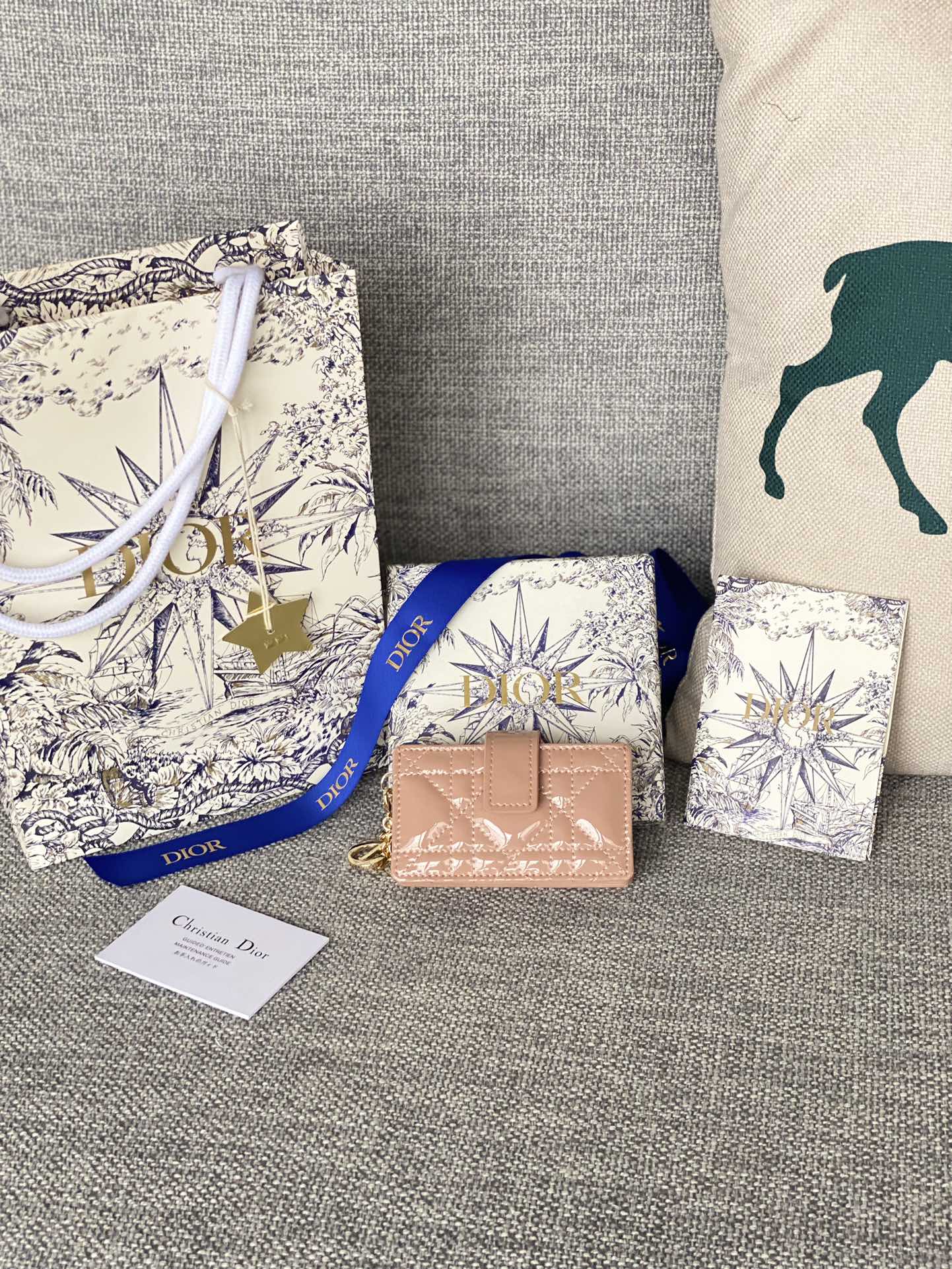 S0074这款 Lady Dior 5 格卡夹饰有经典的藤格纹缉面线 向 Dior 工匠的精湛工艺致敬 采用外面亮漆皮 内裡羊皮精心制作 精巧实用 可收纳各种日常用品 这款 5 格卡夹饰以可拆卸的 D.I.O.R. 吊饰 搭配饰带按扣开合 可与其他 Lady Dior 单品搭配 打造配套造型  可拆卸的 D.I.O.R. 吊饰 正面饰带按扣开合 5 个缝有三角形衬料的隔层dior 漆皮卡包多层风琴式设计 实用与美貌并存 可以收纳很多卡 款号S00740NMJ-M900-TU 尺寸10.4 7 2cm