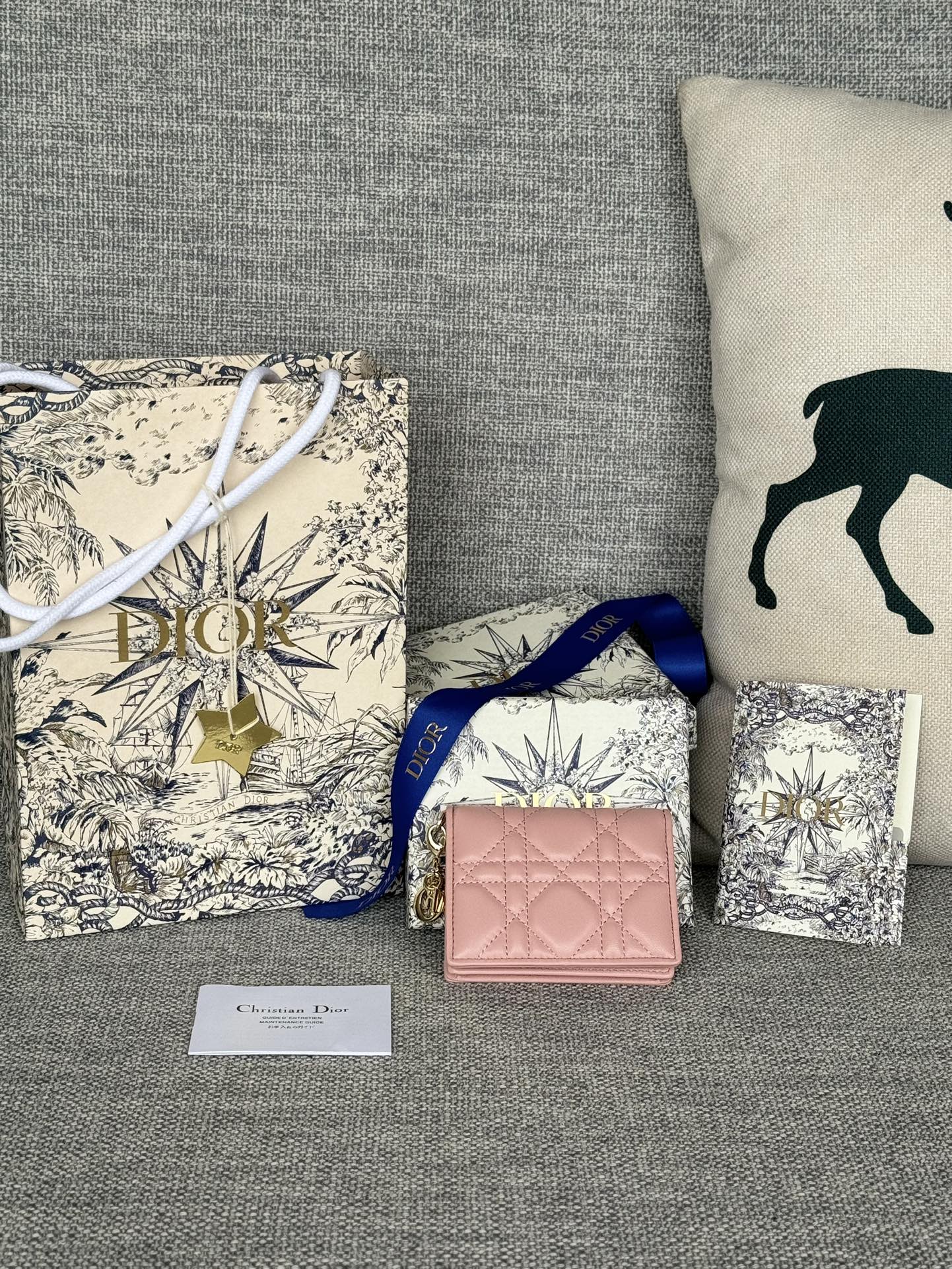 迪奥翻盖卡夹  编号 S0011外面羊皮 内里羊皮精心制作 彰显 Lady Dior 系列标志性设计搭配藤格纹缉面线和 D.I.O.R. 吊饰 实用而精巧 尺寸:10.5*7.5*2.5