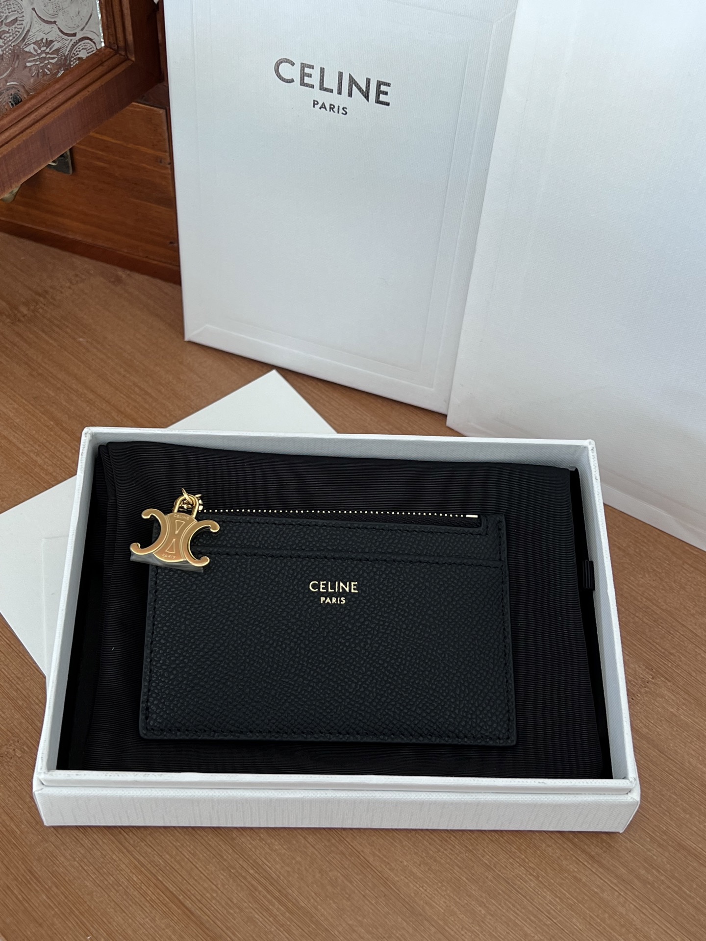 TRIOMPHE坠饰亮泽牛皮革拉链卡包产品信息尺寸 4 X 3 X 0英寸 11 X 7.5 X 1厘米 牛皮革牛皮革衬里金色饰面TRIOMPHE功能性坠饰 1个拉链隔层3个信用卡槽1个外侧扁平口袋编号 10M083