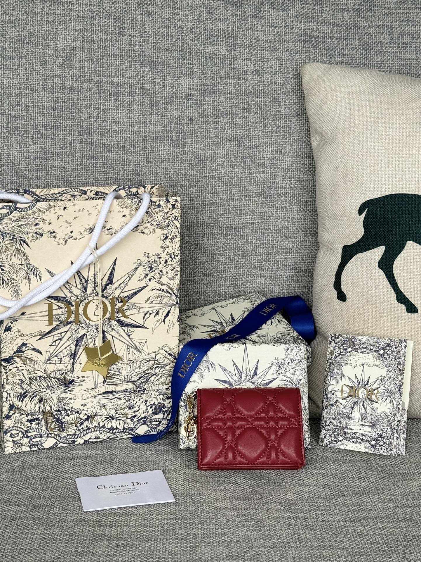 迪奥翻盖卡夹  编号 S0011外面羊皮 内里羊皮精心制作 彰显 Lady Dior 系列标志性设计搭配藤格纹缉面线和 D.I.O.R. 吊饰 实用而精巧 尺寸:10.5*7.5*2.5