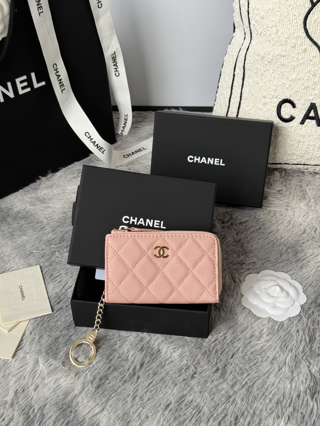 chanel -新款小号七字拉 内里带钥匙扣 进口鱼子酱牛皮彩色系列这款既是一只零钱包也可以是一只卡包 超经典的 正面双C五金logo设计 低调又不缺失品牌的彰显 L型拉链开合设计  能满足你的出门所需编号 AP0221-颜色如图所示尺寸 12x7cm