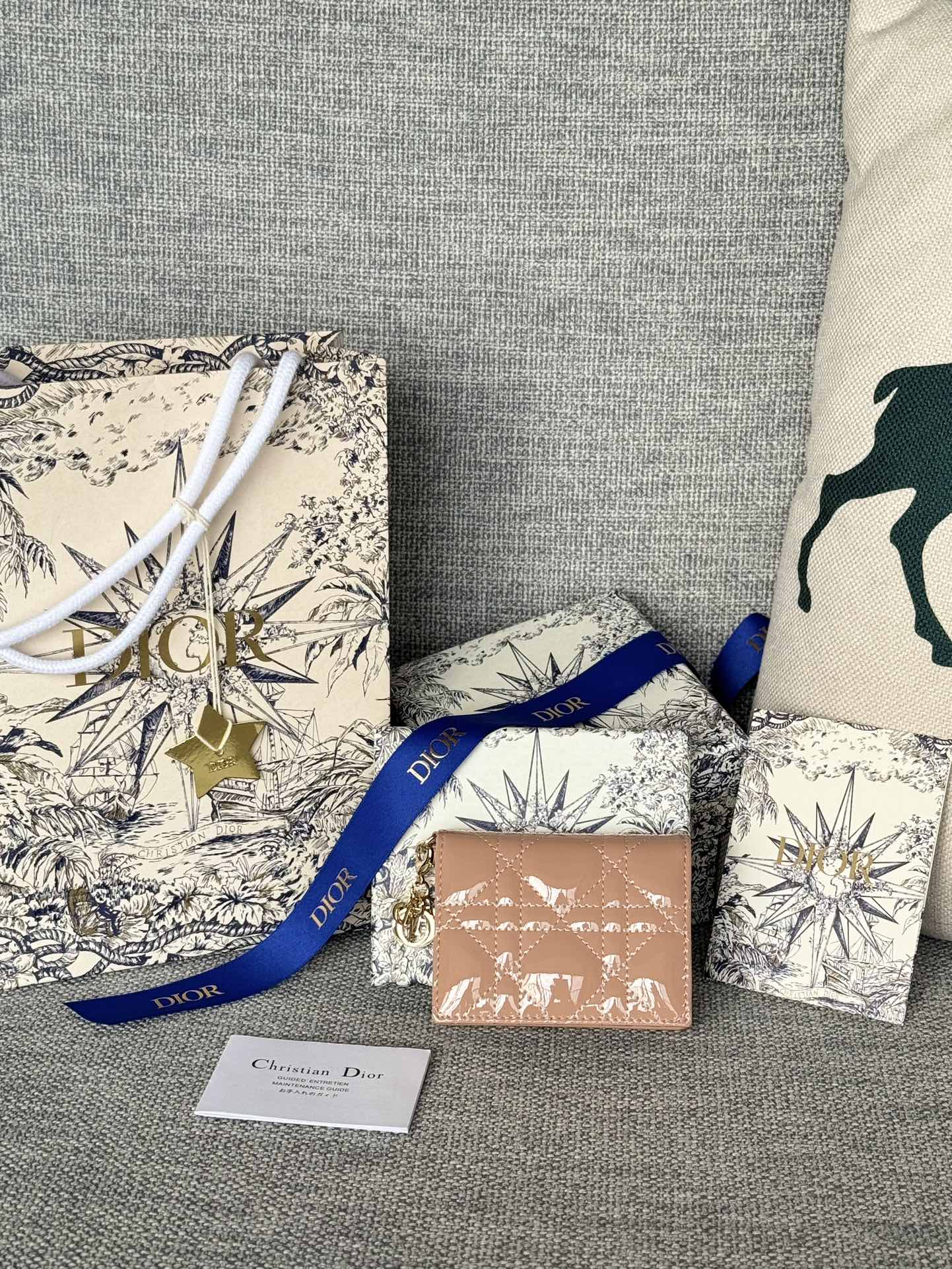迪奥翻盖卡夹  编号 S0011漆皮牛皮 内里羊皮精心制作 彰显 Lady Dior 系列标志性设计搭配藤格纹缉面线和 D.I.O.R. 吊饰 实用而精巧 尺寸:10.5*7.5*2.5