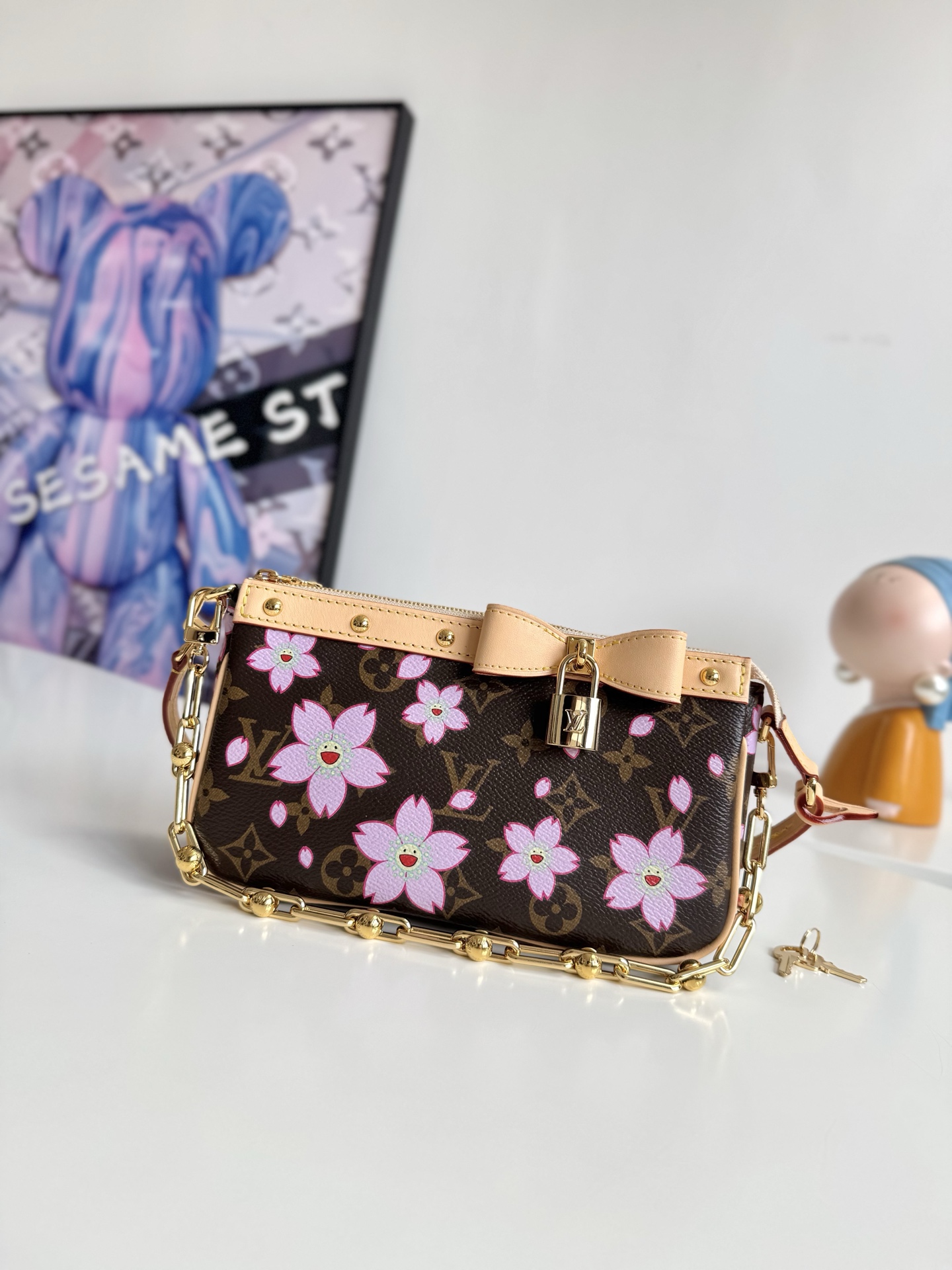  163动态芯片配专柜包装    海外原单M13666独家实拍 本款 Pochette Accessoires 手袋为经典 Monogram 帆布融入村上隆笔下的明媚 Cherry Blossom 图案 以玩趣格调道出路易威登 x 村上隆复刻系列的鲜明元素 皮革蝴蝶结与 LV 铭纹挂锁点亮上缘 耀目饰钉与可拆卸链条注入一丝不羁气息 尺寸 22 13 4cm
