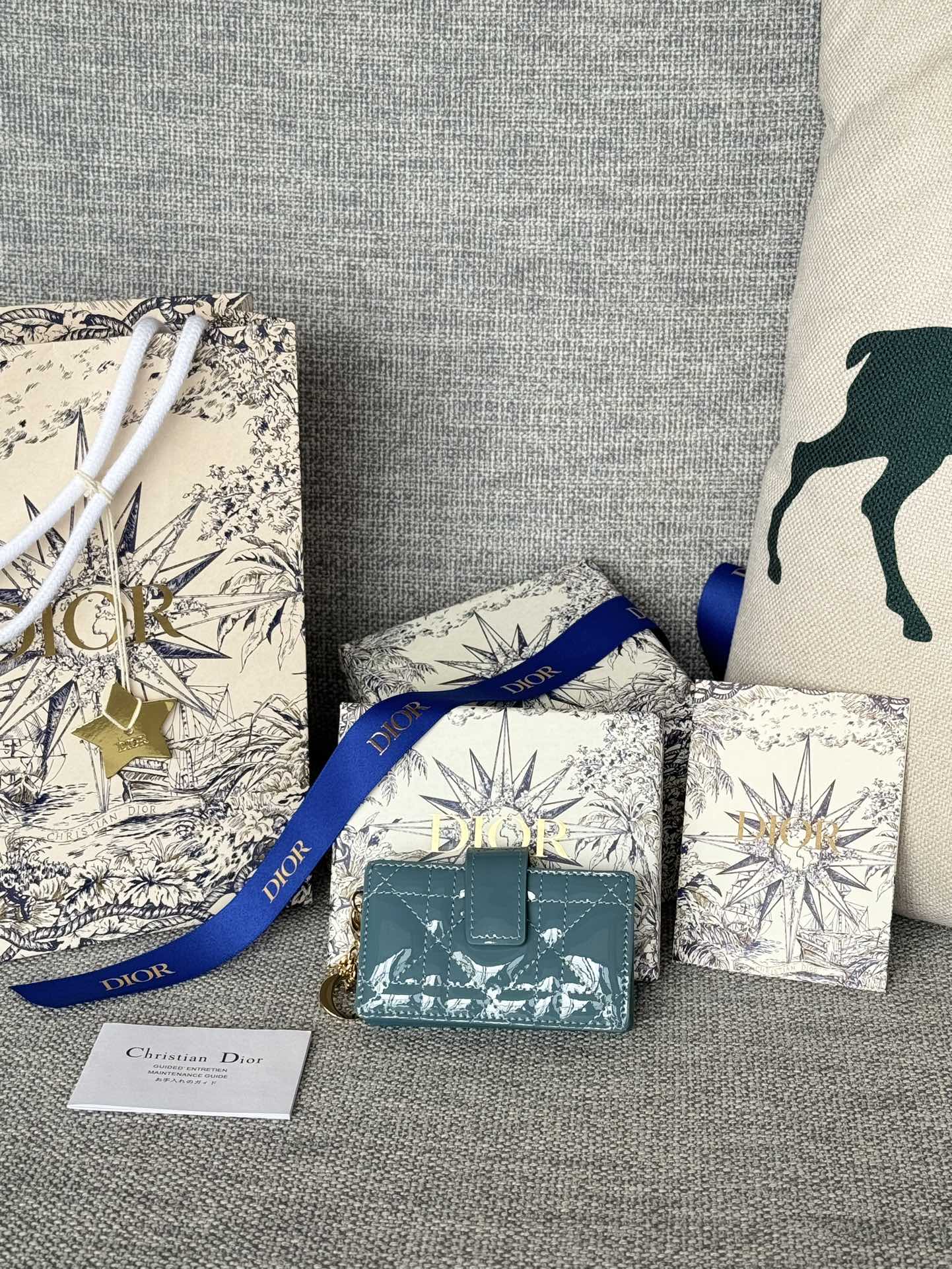 S0074这款 Lady Dior 5 格卡夹饰有经典的藤格纹缉面线 向 Dior 工匠的精湛工艺致敬 采用外面亮漆皮 内裡羊皮精心制作 精巧实用 可收纳各种日常用品 这款 5 格卡夹饰以可拆卸的 D.I.O.R. 吊饰 搭配饰带按扣开合 可与其他 Lady Dior 单品搭配 打造配套造型  可拆卸的 D.I.O.R. 吊饰 正面饰带按扣开合 5 个缝有三角形衬料的隔层dior 漆皮卡包多层风琴式设计 实用与美貌并存 可以收纳很多卡 款号S00740NMJ-M900-TU 尺寸10.4 7 2cm
