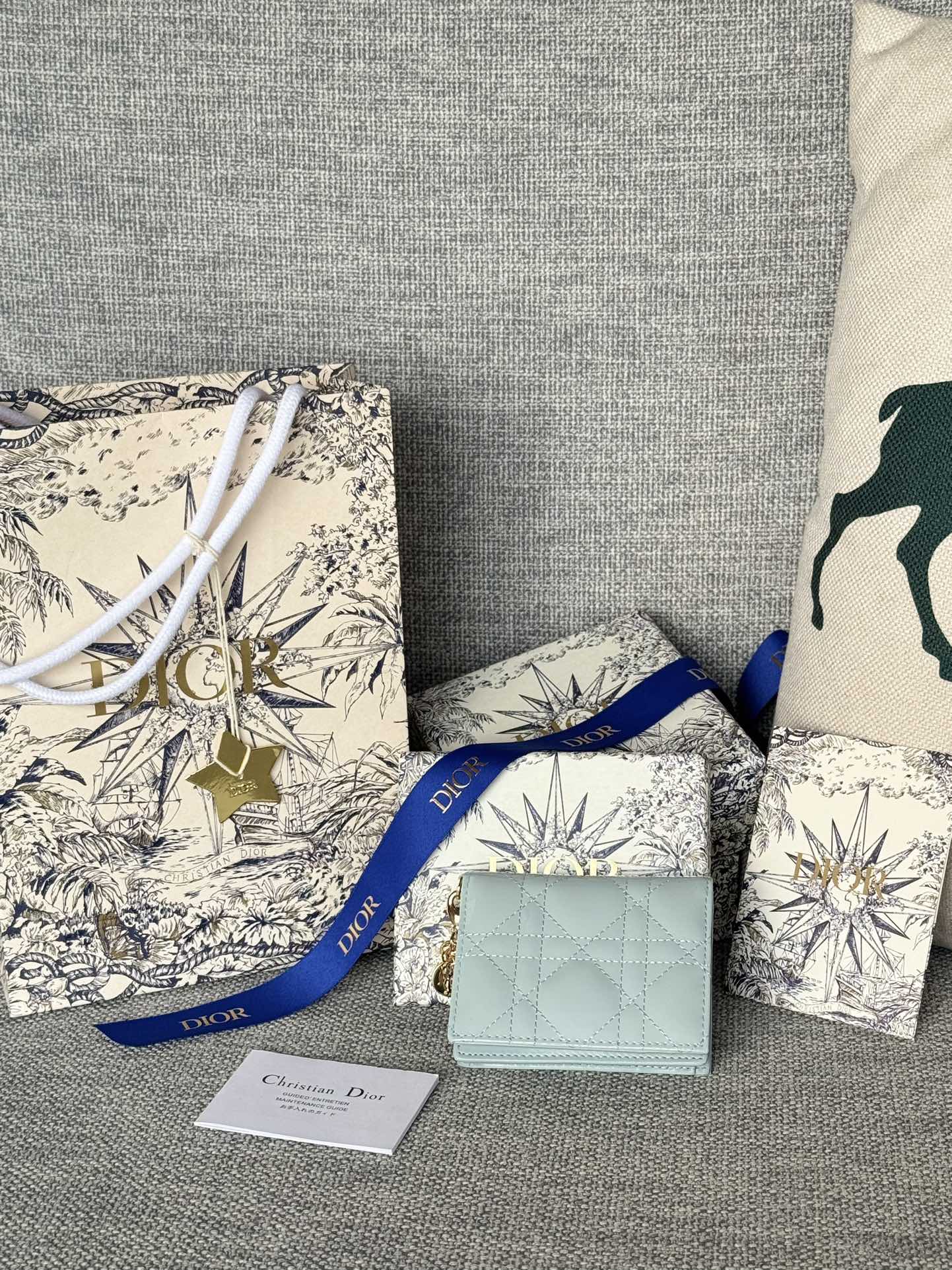 迪奥翻盖卡夹  编号 S0011漆皮牛皮 内里羊皮精心制作 彰显 Lady Dior 系列标志性设计搭配藤格纹缉面线和 D.I.O.R. 吊饰 实用而精巧 尺寸:10.5*7.5*2.5