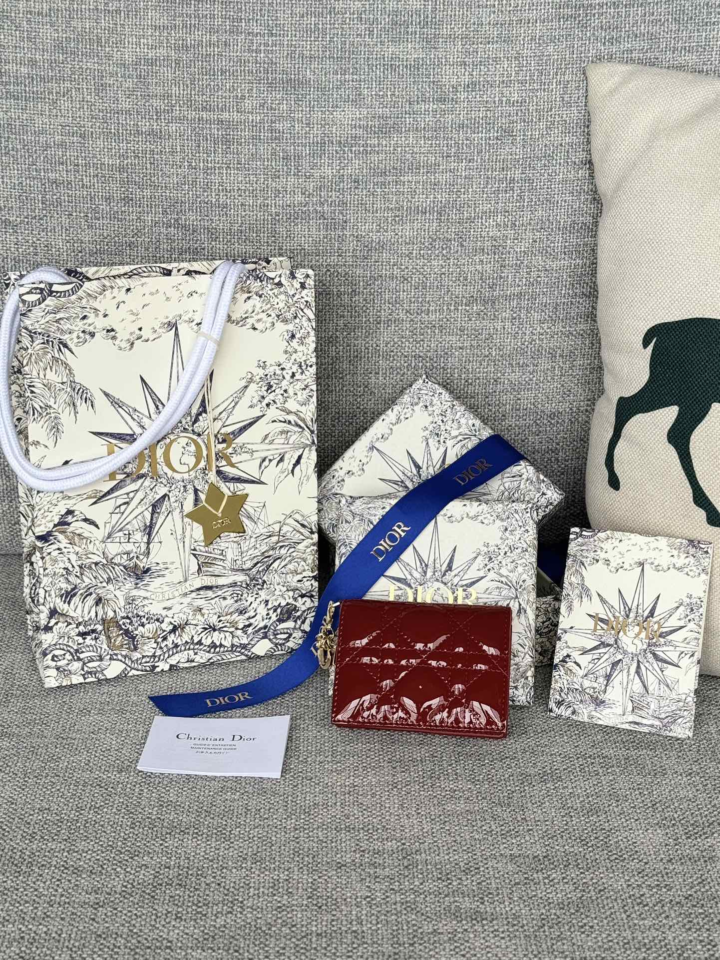 迪奥翻盖卡夹  编号 S0011漆皮牛皮 内里羊皮精心制作 彰显 Lady Dior 系列标志性设计搭配藤格纹缉面线和 D.I.O.R. 吊饰 实用而精巧 尺寸:10.5*7.5*2.5