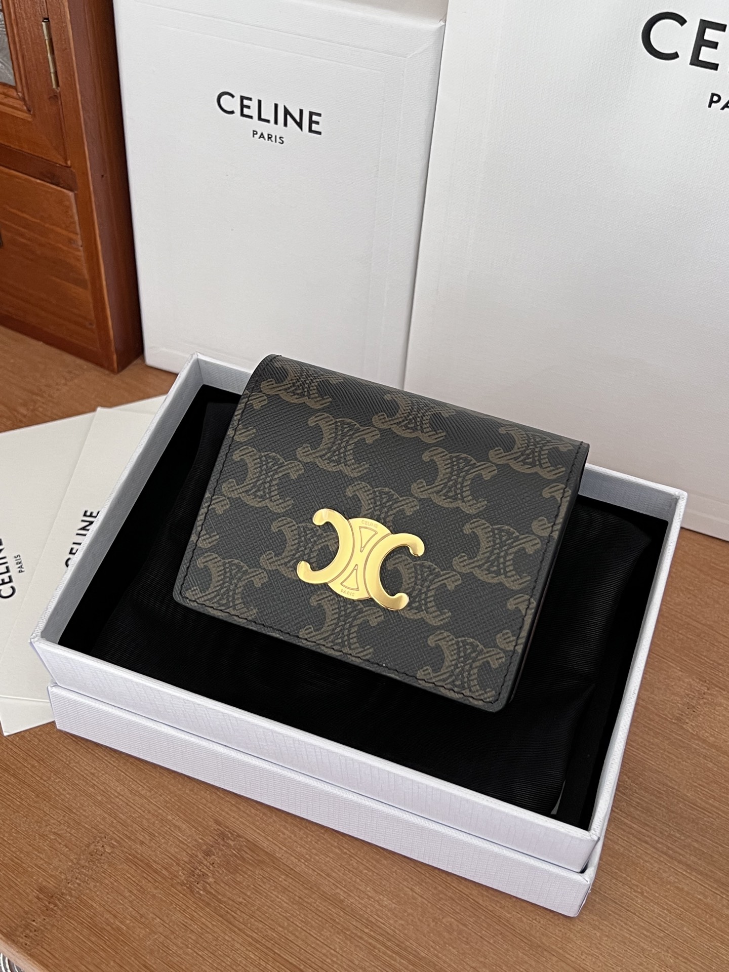 TRIOMPHE亮泽牛皮革名片包产品信息编号 10M1224 X 3 X 1英寸 10.5 X 8 X 3.5厘米 牛皮革牛皮革衬里金色饰面装饰性TRIOMPHE标志按扣开合2个角撑隔层 1个扁平口袋 3个卡槽
