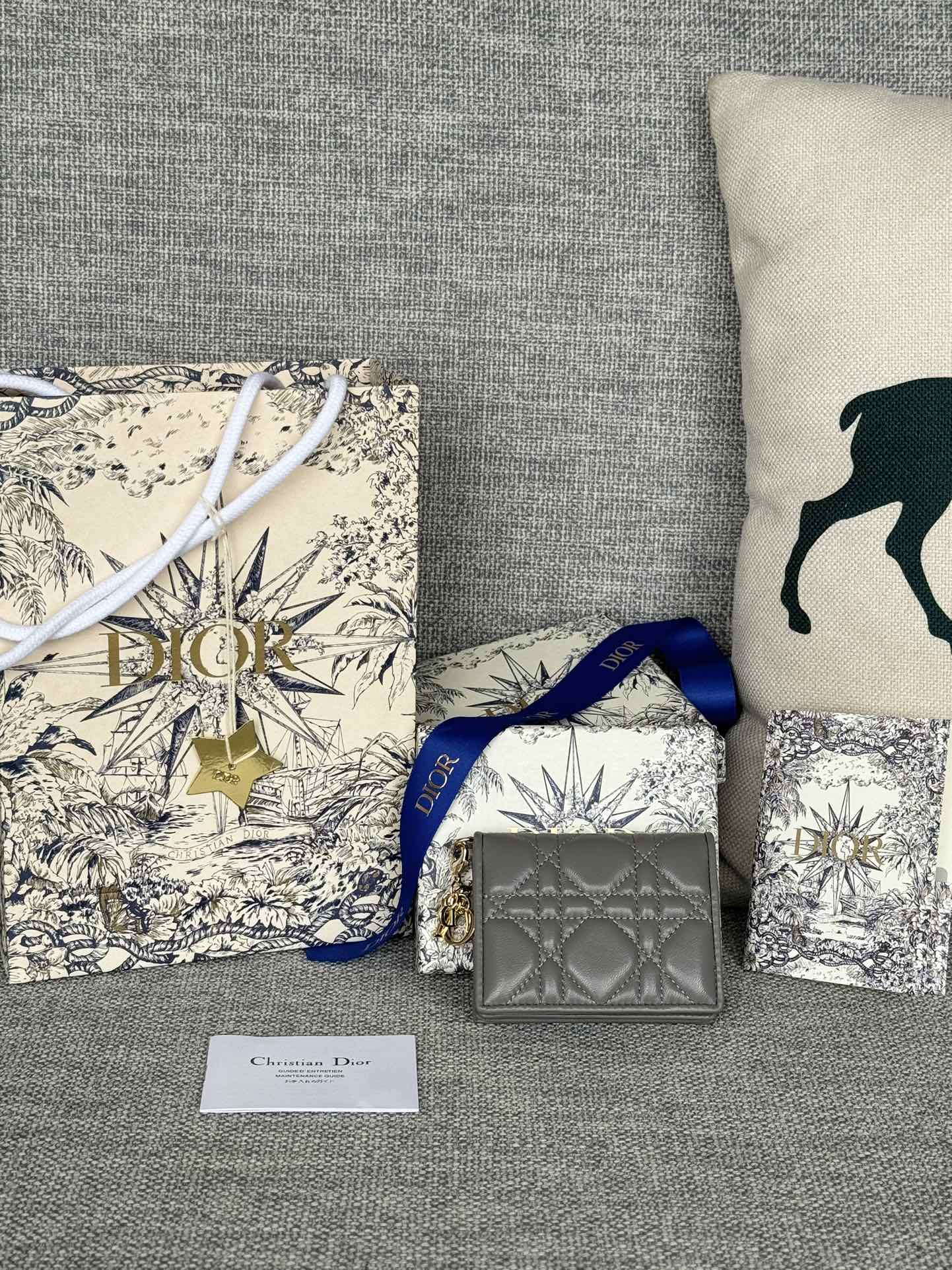迪奥翻盖卡夹  编号 S0011外面羊皮 内里羊皮精心制作 彰显 Lady Dior 系列标志性设计搭配藤格纹缉面线和 D.I.O.R. 吊饰 实用而精巧 尺寸:10.5*7.5*2.5