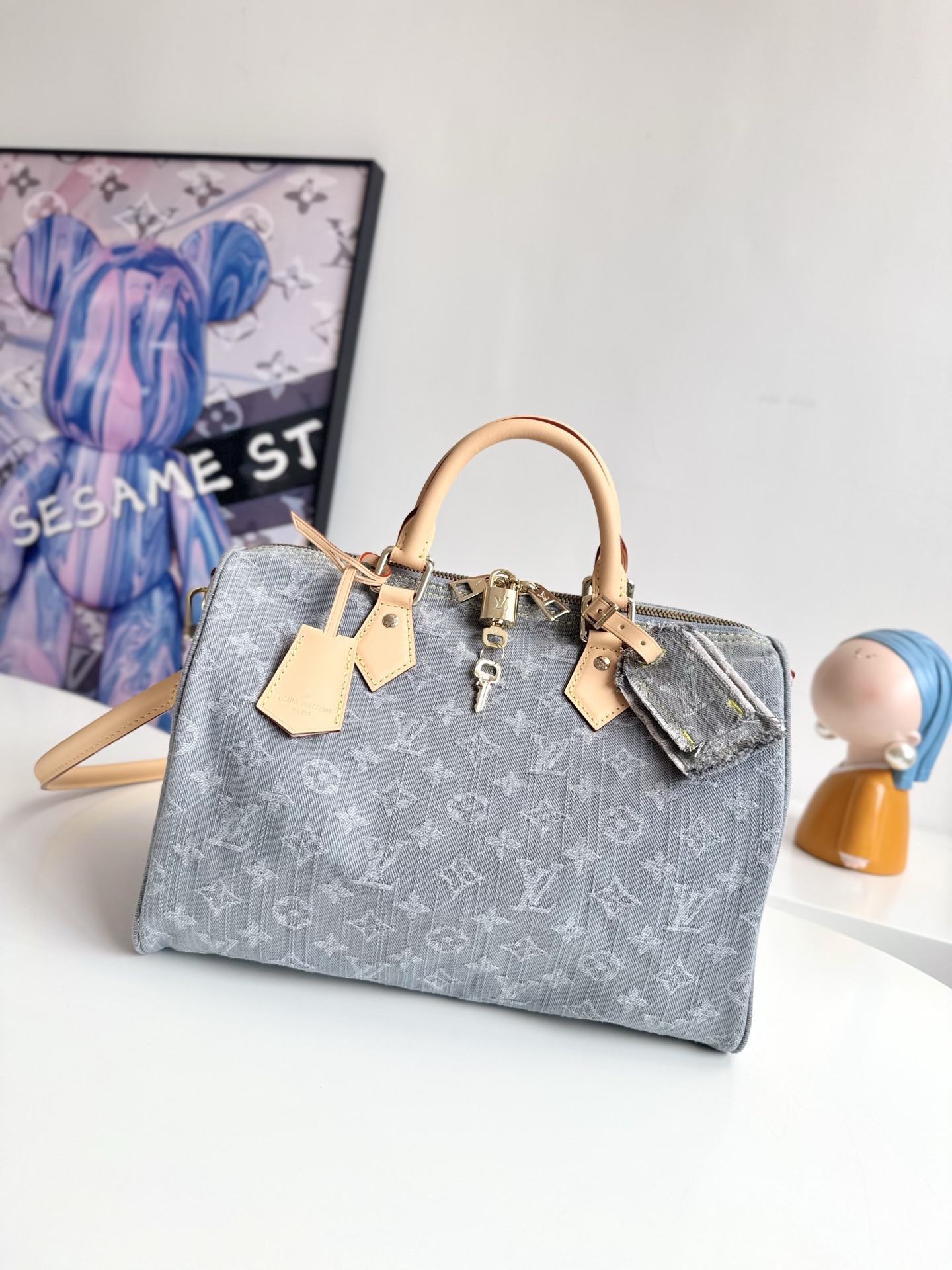   163c动态芯片配专柜包装    海外原单M13344独家实拍 本款 Speedy Soft 30 手袋依托路易威登精湛漂白工艺 于棉布表面描摹诞生于 2005 年的 Monogram Denim 图案 再借皮革饰边和莹泽金属件点亮细节 钥匙包和可拆卸名牌致意品牌制箱传承 可拆卸 Toron 手柄成就舒适肩背体验 尺寸 30 21 17cm