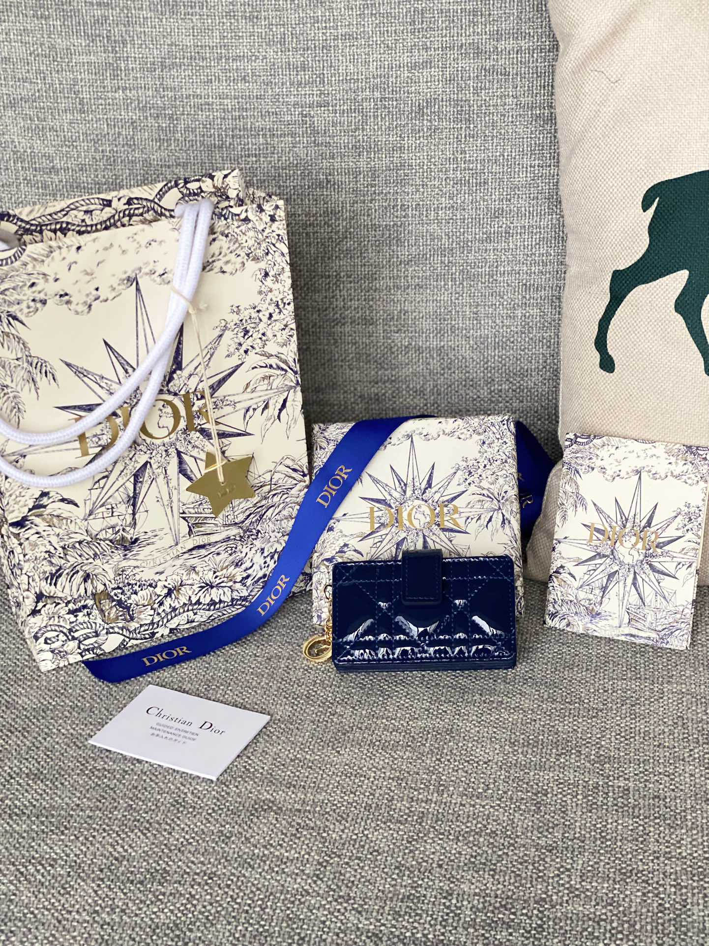 S0074这款 Lady Dior 5 格卡夹饰有经典的藤格纹缉面线 向 Dior 工匠的精湛工艺致敬 采用外面亮漆皮 内裡羊皮精心制作 精巧实用 可收纳各种日常用品 这款 5 格卡夹饰以可拆卸的 D.I.O.R. 吊饰 搭配饰带按扣开合 可与其他 Lady Dior 单品搭配 打造配套造型  可拆卸的 D.I.O.R. 吊饰 正面饰带按扣开合 5 个缝有三角形衬料的隔层dior 漆皮卡包多层风琴式设计 实用与美貌并存 可以收纳很多卡 款号S00740NMJ-M900-TU 尺寸10.4 7 2cm