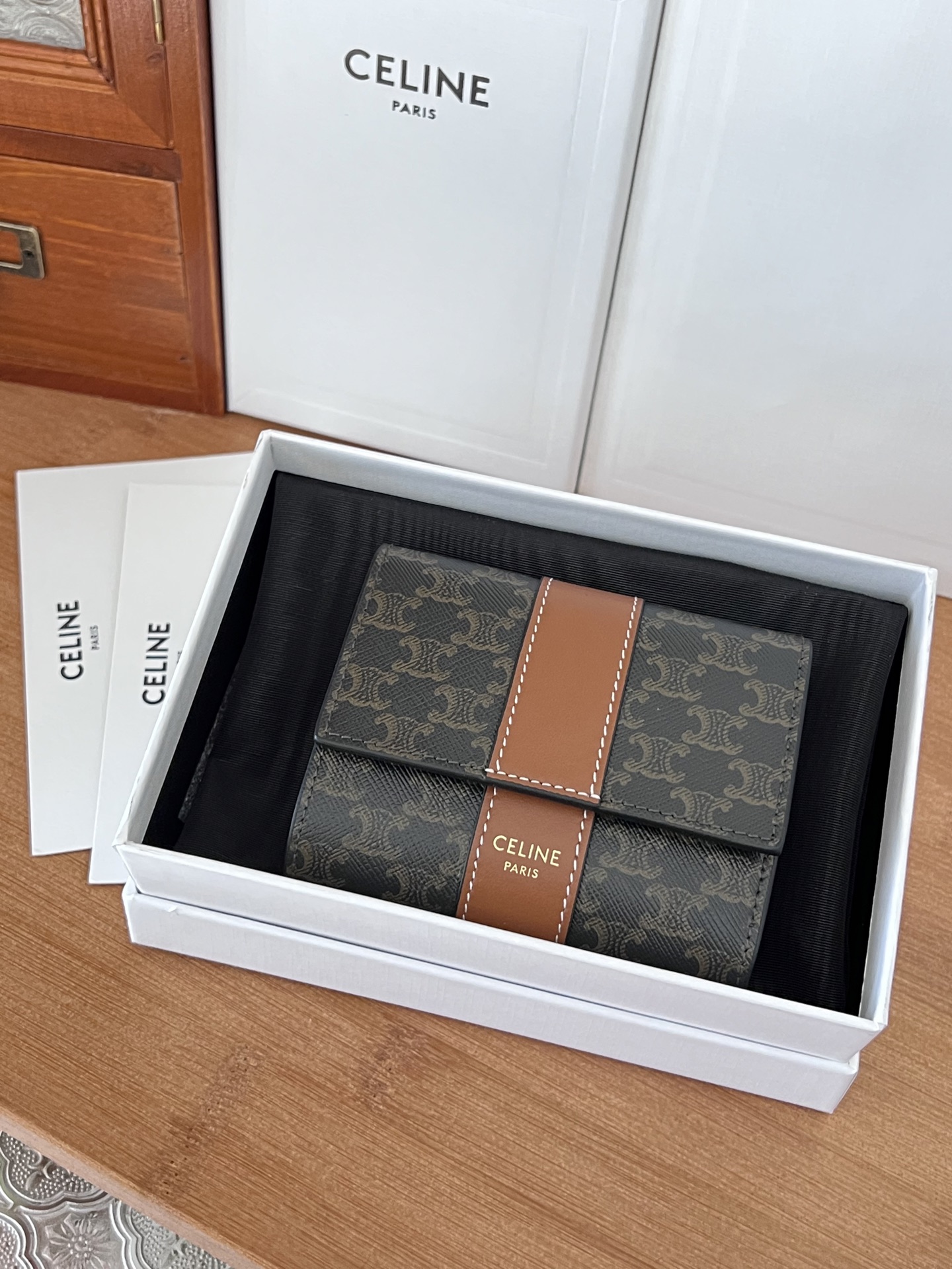 小号标志印花三折钱包编号10D5724 X 3 X 2英寸 10.5 X 8.5 X 4厘米 人造革 羊皮革牛皮革 织物衬里金色饰面按扣翻盖开合5个卡槽1个大号纸币袋2个扁平口袋1个带按扣折叠零钱袋