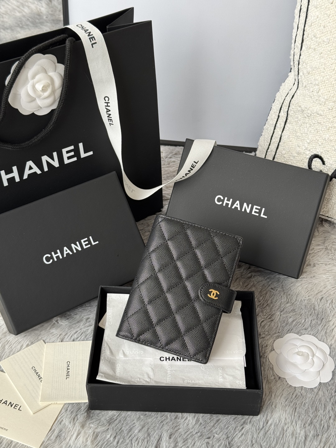 新品 CHANEL 多功能护照夹这款设计以后也可能进入经典系列款号 AP9066原单品质 细节美到淋漓尽致 尺寸15*10*3cm 