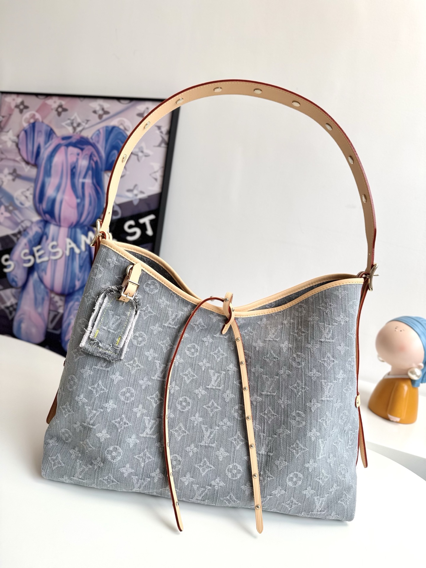  163c动态芯片配专柜包装    海外原单M13289独家实拍 本款 CarryAll 中号手袋令诞生于 2005 年的 Monogram Denim 图案栖身棉布表面 再以路易威登精湛漂白工艺营造水洗效果 撞色皮革和可拆卸名牌烘托利落构型 拉链内袋可稳妥收纳贵重物品 成就畅行都市的摩登之选 尺寸 39 30 15cm