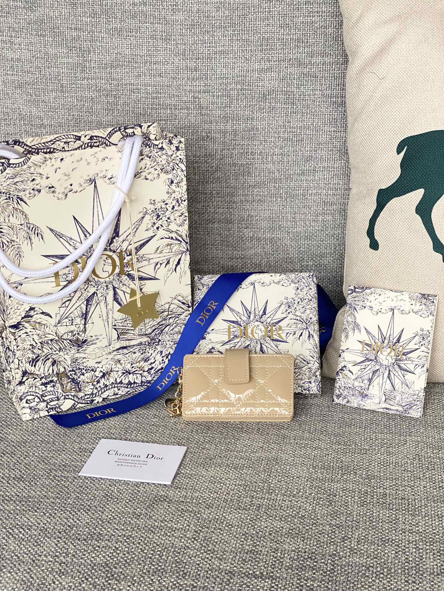 S0074这款 Lady Dior 5 格卡夹饰有经典的藤格纹缉面线 向 Dior 工匠的精湛工艺致敬 采用外面亮漆皮 内裡羊皮精心制作 精巧实用 可收纳各种日常用品 这款 5 格卡夹饰以可拆卸的 D.I.O.R. 吊饰 搭配饰带按扣开合 可与其他 Lady Dior 单品搭配 打造配套造型  可拆卸的 D.I.O.R. 吊饰 正面饰带按扣开合 5 个缝有三角形衬料的隔层dior 漆皮卡包多层风琴式设计 实用与美貌并存 可以收纳很多卡 款号S00740NMJ-M900-TU 尺寸10.4 7 2cm