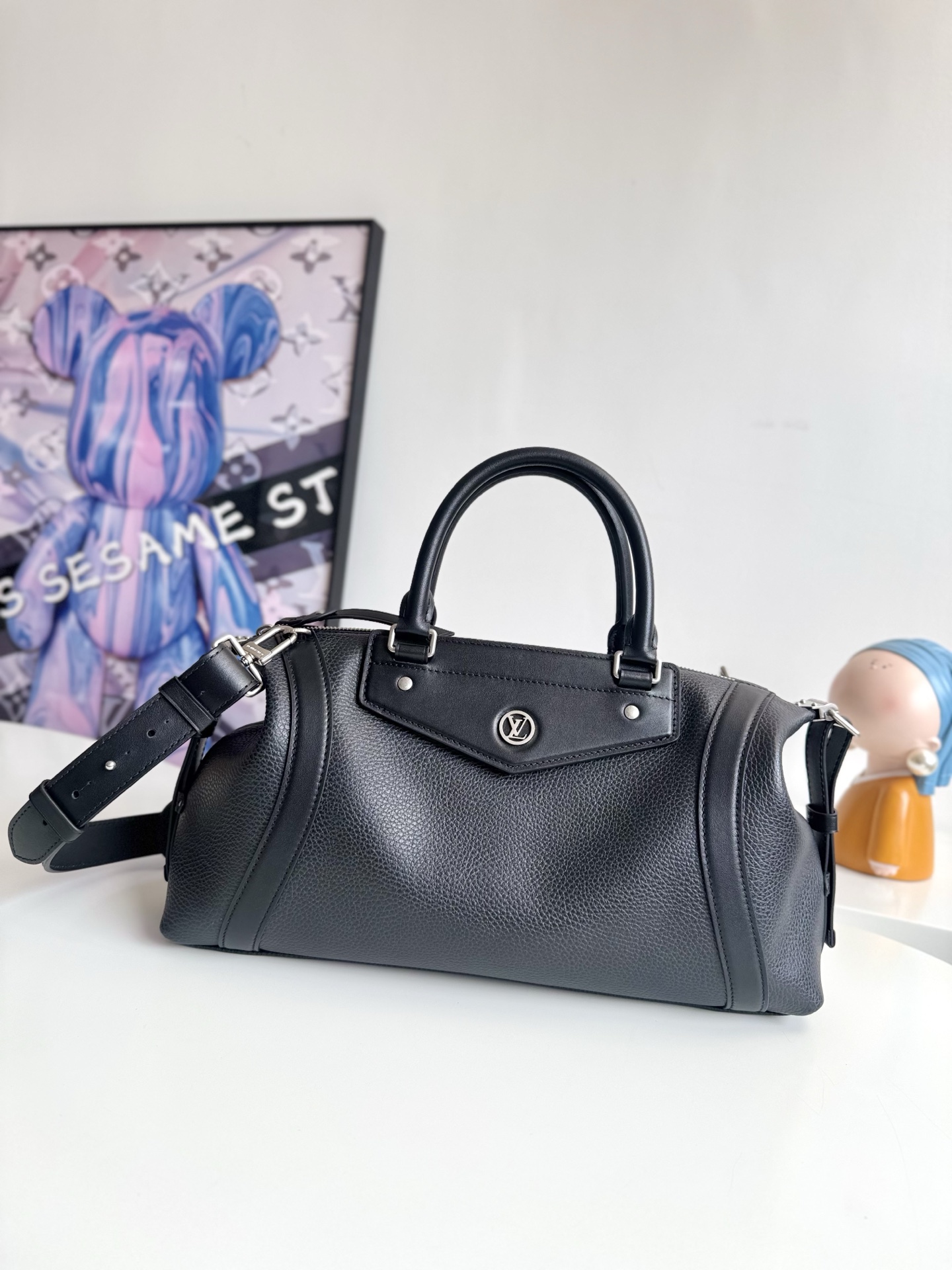  163c动态芯片配专柜包装   海外原单M14700独家实拍 本款 LV Biker 中号手袋瞩目亮相 2025 春夏秀场 以经典机车夹克灵感展现 Nicolas Ghesquière 眼中刚柔并济的女性风情 像素效果羊皮革与光滑牛皮革饰边及莹泽金属件互为映衬 灵活滑带可扩展包身 舒适皮革肩带实现肩背或斜挎 尺寸 38 15 15cm
