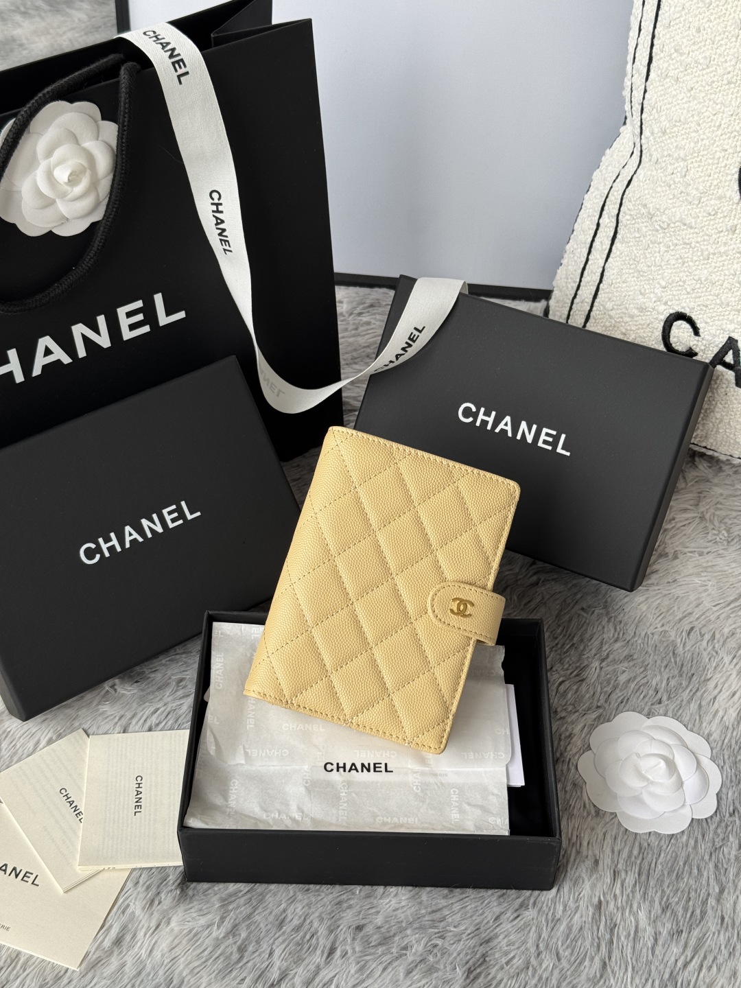 新品 CHANEL 多功能护照夹这款设计以后也可能进入经典系列款号 AP9066原单品质 细节美到淋漓尽致 尺寸15*10*3cm 