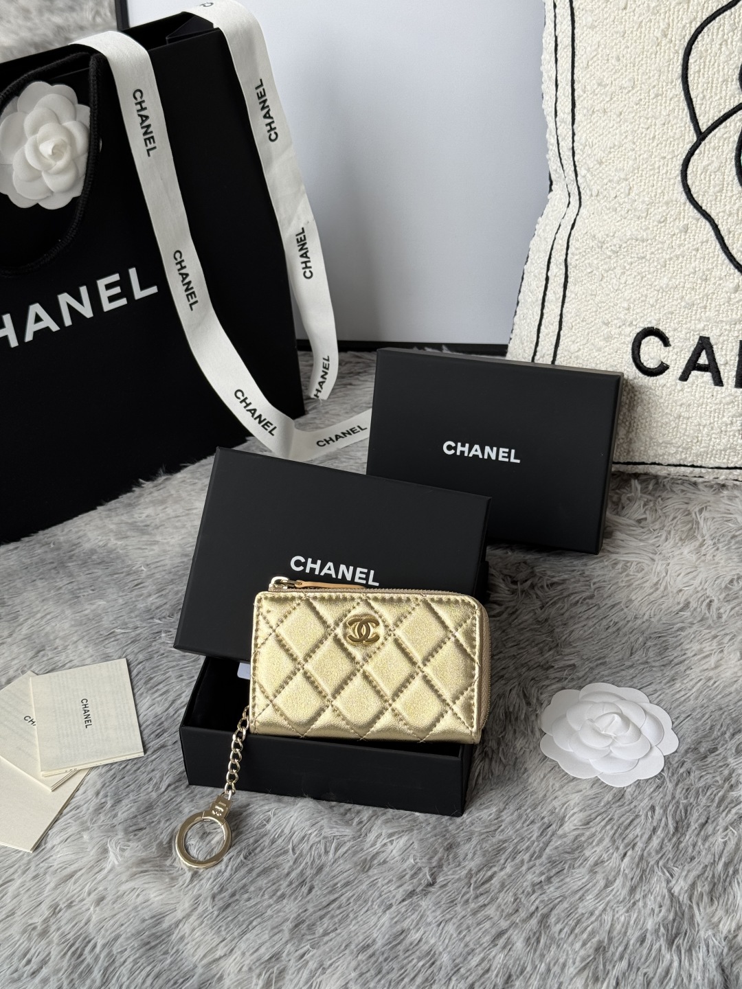 chanel -新款小号七字拉 内里带钥匙扣 进口小羊皮金色金扣这款既是一只零钱包也可以是一只卡包 超经典的 正面双C五金logo设计 低调又不缺失品牌的彰显 L型拉链开合设计  能满足你的出门所需编号 AP0221-颜色如图所示尺寸 12x7cm