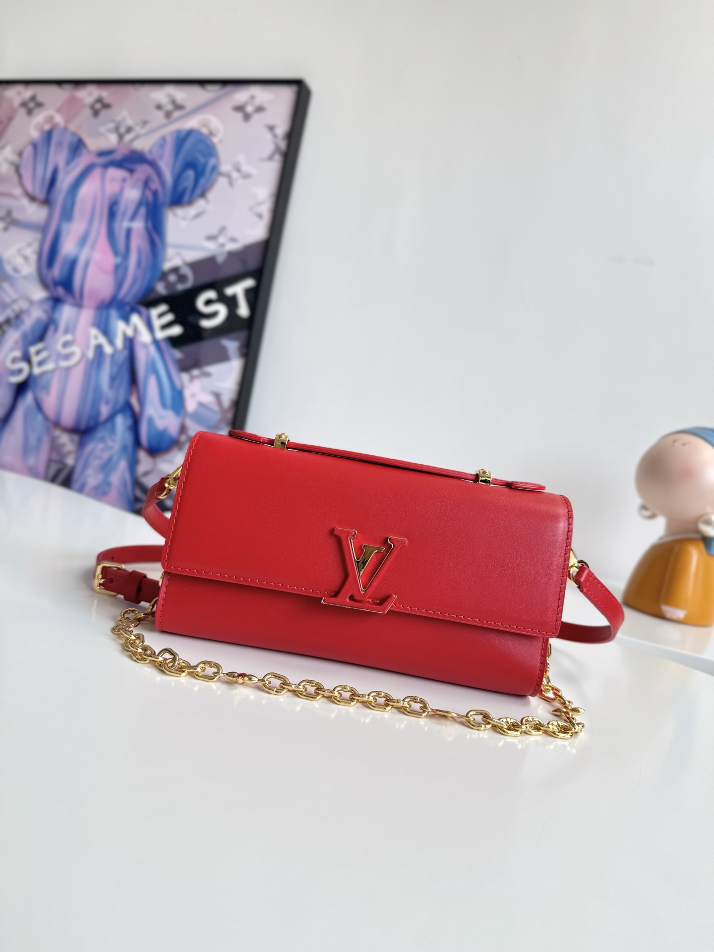  动态芯片配专柜包装   海外原单M12405独家实拍  Wallet On Chain Capucines 手袋融合精湛匠艺与优雅格调 为柔滑皮革点缀经典 LV 字母 搭配可拆卸金属链条和皮革肩带 可实现手提 肩背和斜挎 齐整内层拥有 Monogram 花卉磁扣 贴袋和卡片夹层 尺寸 23 12 4cm