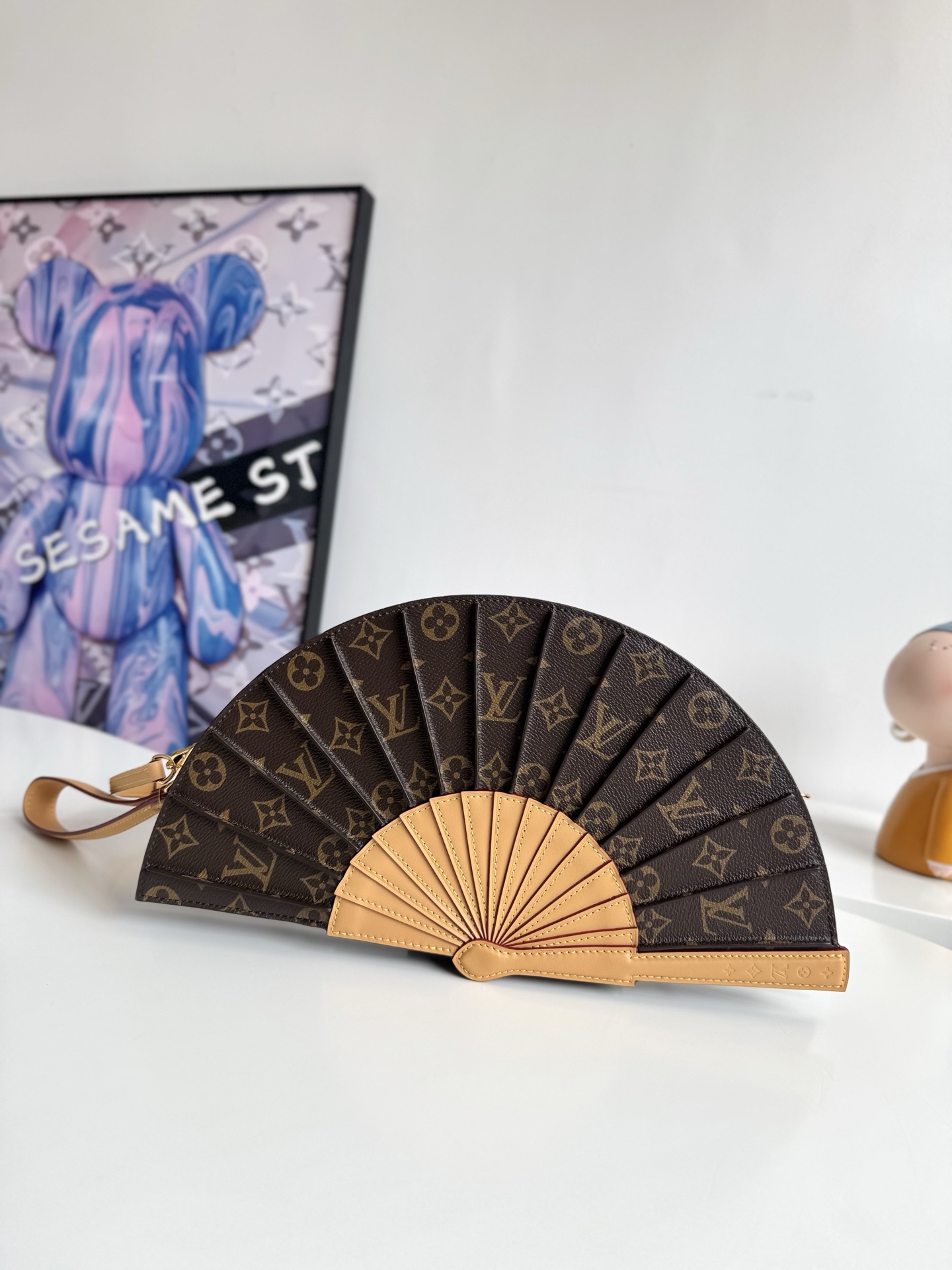  163c动态芯片配专柜包装   海外原单M14804独家实拍  LV Fan 手袋取材 Monogram 帆布 以别致设计亮相 2025 春夏秀场 成就收藏家之选 皮革之上点缀 Monogram 花卉细节 手提或肩背皆宜 尺寸 37 19 6cm