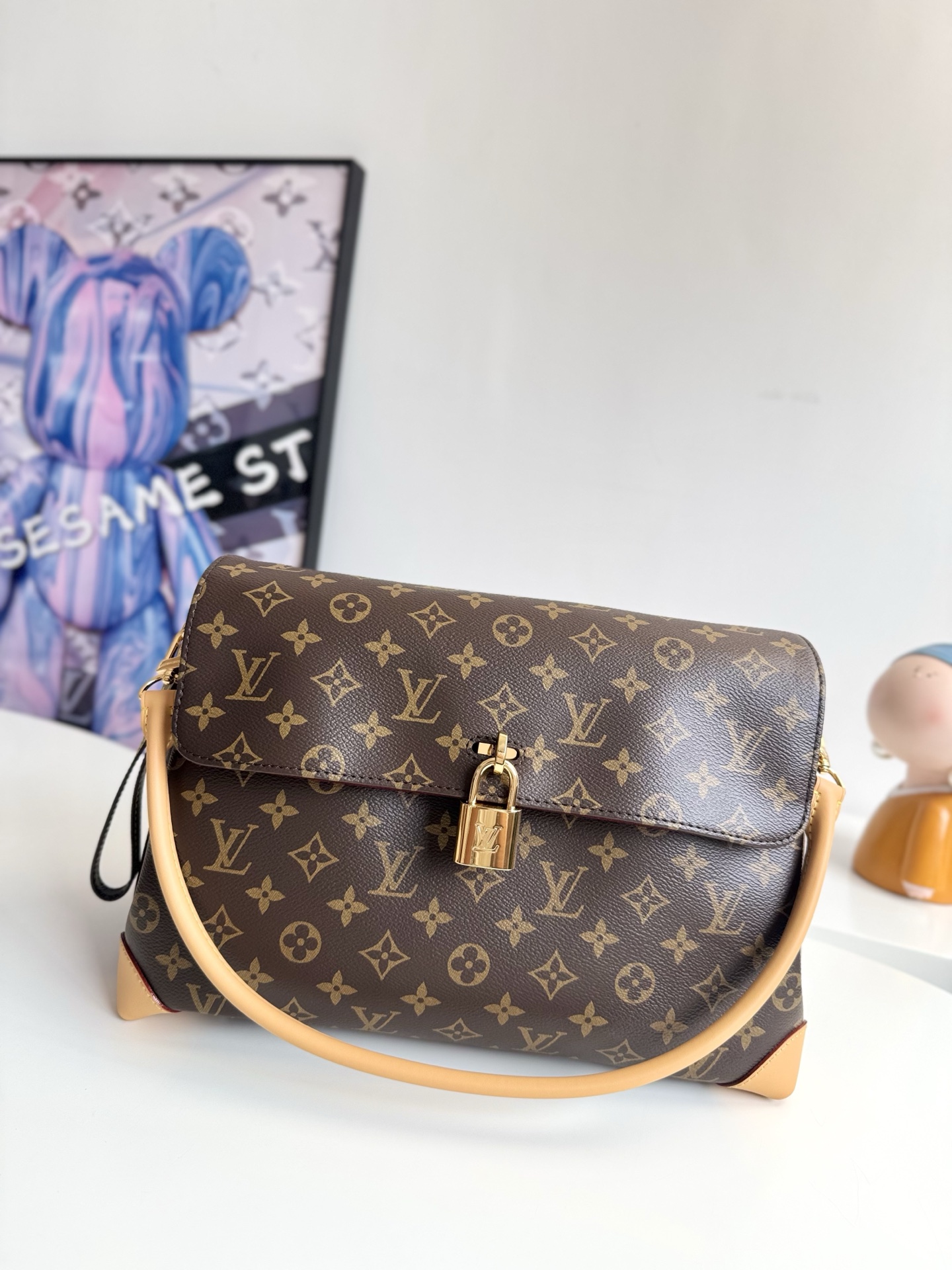   163c动态芯片配专柜包装    海外原单M14473独家实拍  Hide Away 手袋取材 Monogram 涂层帆布 将利落线条与品牌传统元素融为一体 打造工作休闲两相宜的优良之选 金属挂锁和 Toron 手柄回溯 1930 年代的典藏风格 隐藏式内隔层确保贵重物品安全无虞 尺寸 36 26 18cm