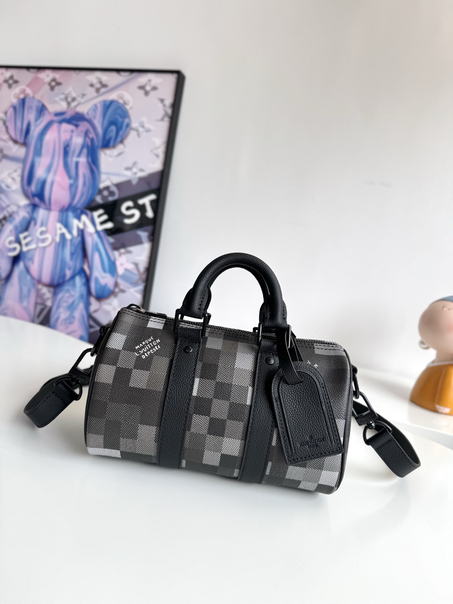  动态芯片配专柜包装    海外原单M14919独家实拍 本款 Keepall Bandoulière 25 手袋取材 Damoflage Black 涂层帆布 生动再现 Pharrell Williams 创意美学下的 Damier Graphite 图案 经典格纹呈现像素化效果 并以深邃色调营造别致迷彩外观 顶部手柄与可拆卸并调节的肩带提供多种背携选择 尺寸 25 15 11cm