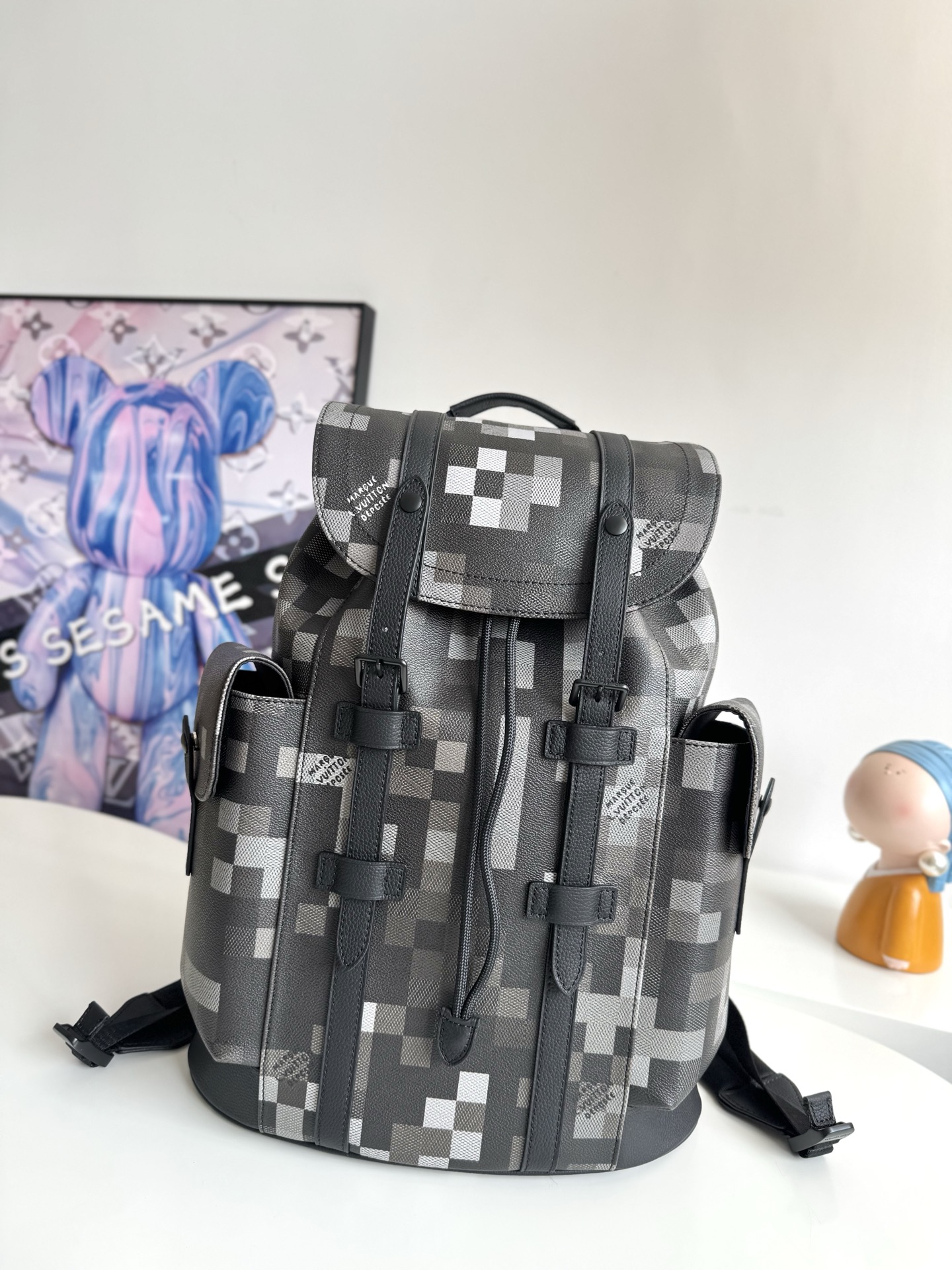 海外原单M14952独家实拍 本款 Christopher 中号双肩包选用 Damoflage Black 帆布塑造摩登考究构型 并以像素效果重构经典 Damier 图案 Marque L. Vuitton Deposée 标识亦融入其中 生动演绎超现代风尚 尺寸 44 38 12.5cm