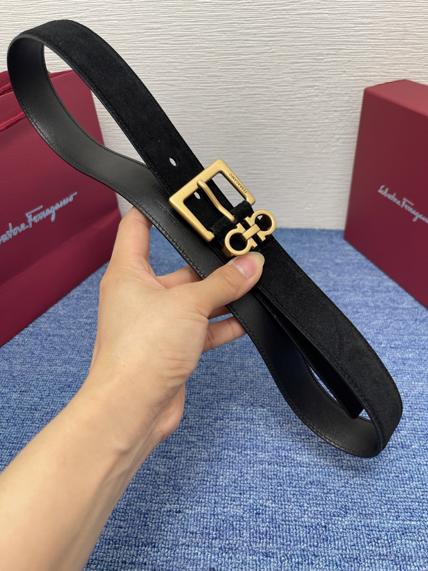 这款皮带精选顶级材质 皮革柔软亲肤 纹理自然细腻 经过特殊工艺处理 皮革坚韧耐用 在时尚的舞台上 女性魅力总在细节处绽放 菲拉女士针扣皮带 宛如一件灵动的艺术品 以细腻笔触勾勒 的优雅与个性 成为彰显时尚态度的点睛之笔 宽度3.0cm